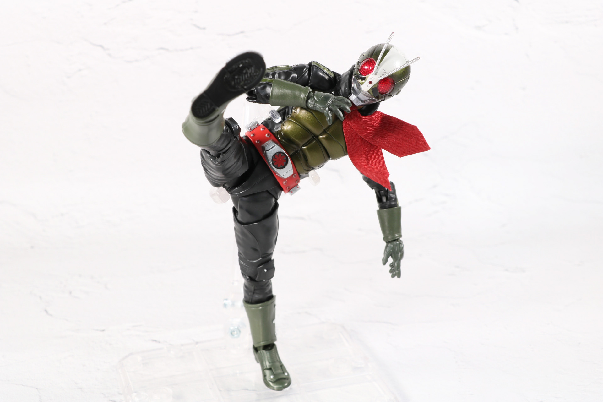 脚部を大きく蹴り上げることができる