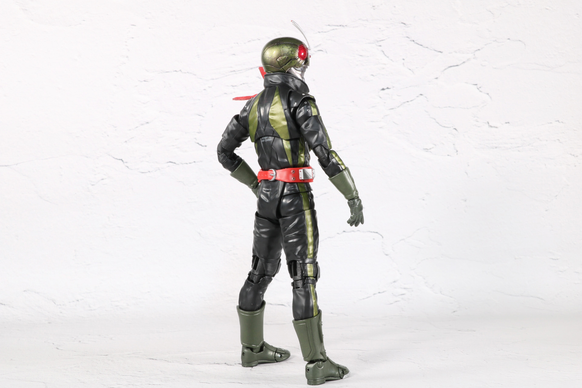 片膝立ちも自然に取ることができる