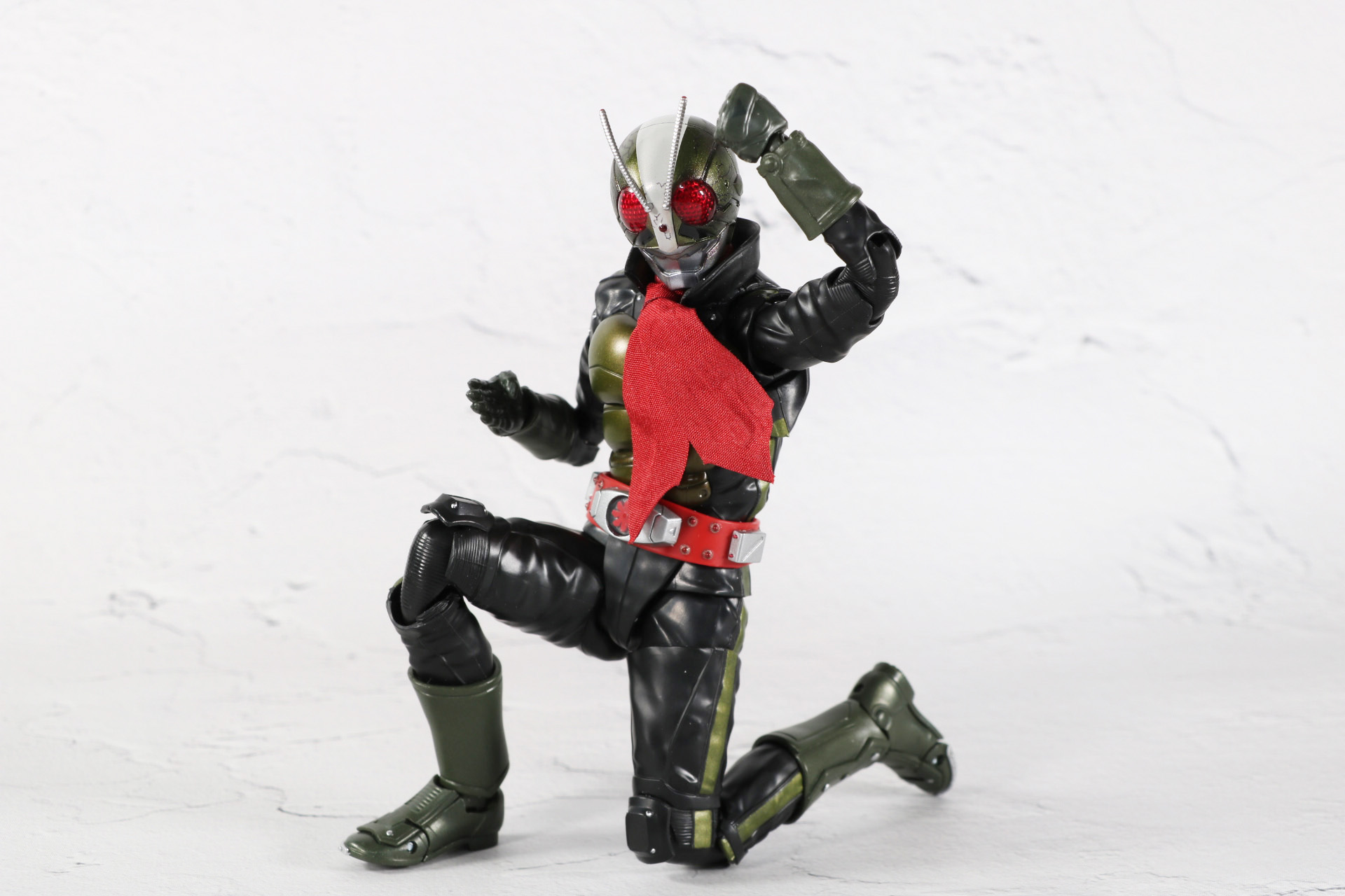 片膝立ちも自然に取ることができる