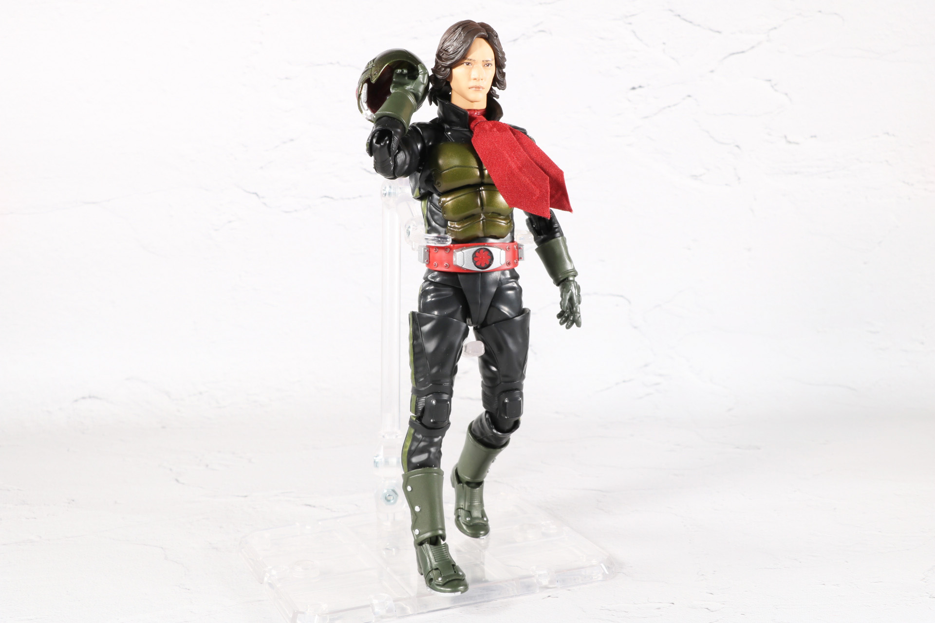 マスクを肩にかけるポーズも「S.H.Figuarts サイクロン2号（仮面ライダーTHE NEXT）」付属の交換用手首と合わせて表現できる