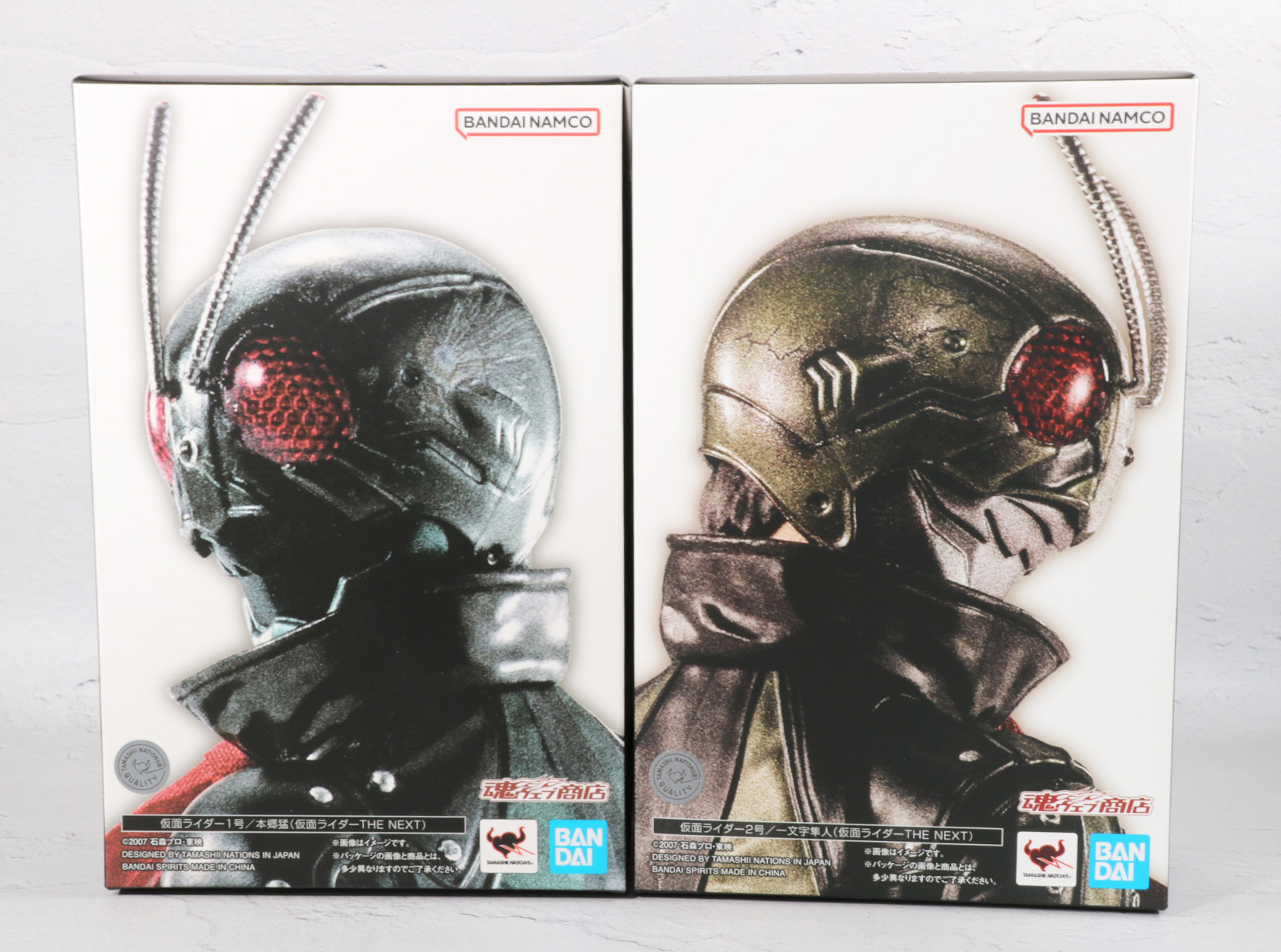 右の「S.H.Figuarts（真骨彫製法） 仮面ライダー1号／本郷猛（仮面ライダーTHE NEXT）」と並べてディスプレイ