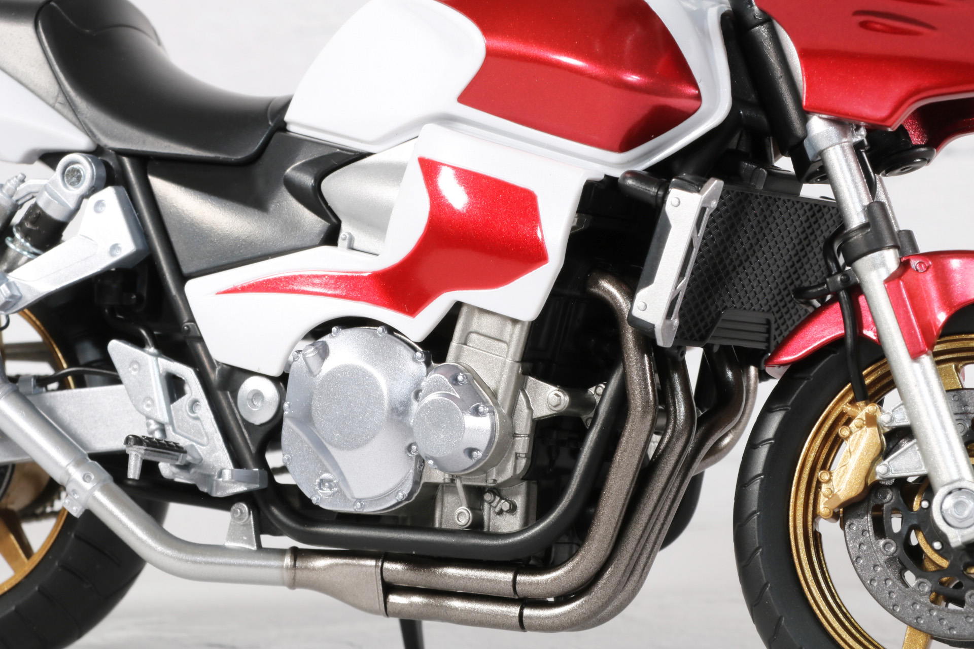 エンジン回りのパイプなども緻密に造形