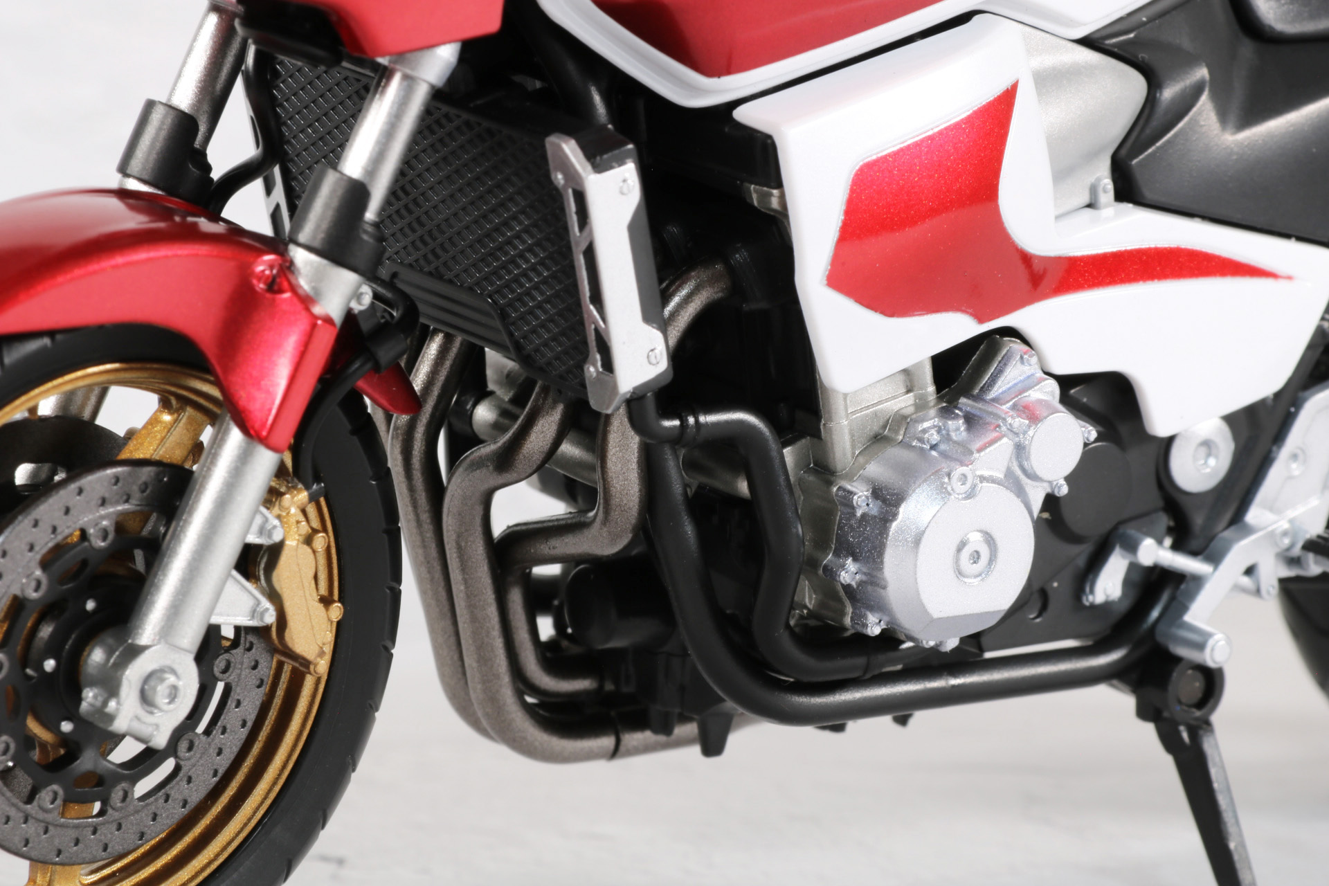 ラジエーターから伸びるパイプ、マフラーのガンメタと材質の違いが感じられる