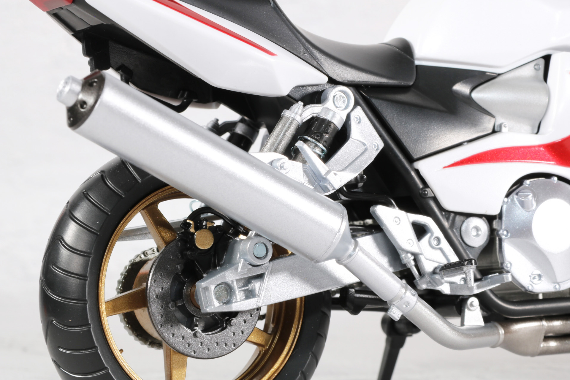 マフラーの輝くようなシルバーや後輪のサスペンション