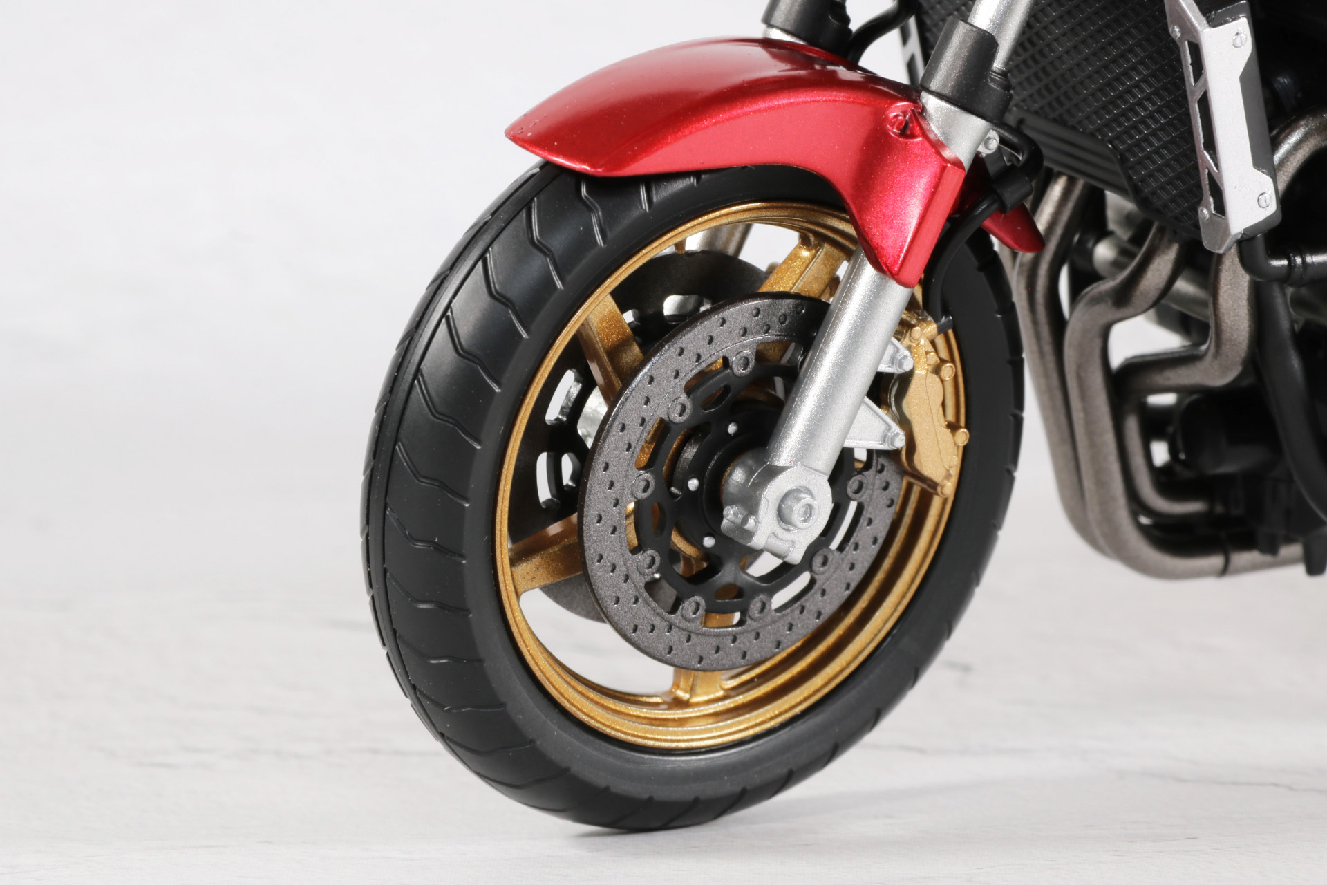 前輪のブレーキディスクやホイールは重厚感ある彩色