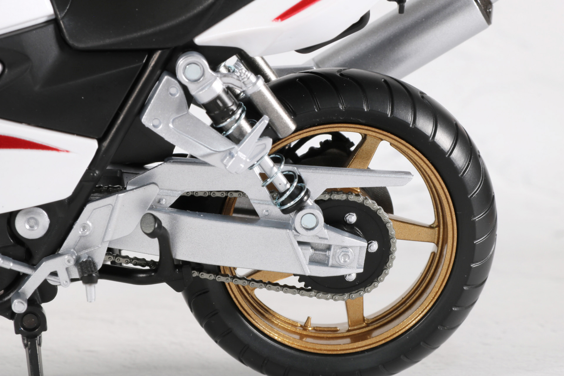 後輪はチェーンの造形はもちろん、サスペンションも別パーツで表現されている