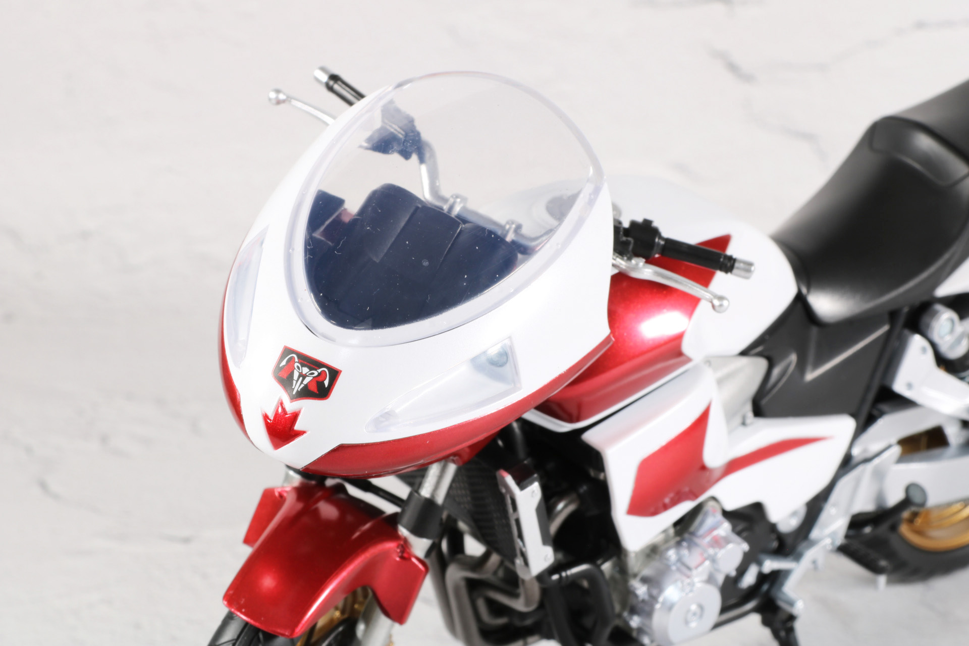 特徴的なハンドルの風防は丸みのあるラインが再現され、先端部に立花レーシングのマークが入っている