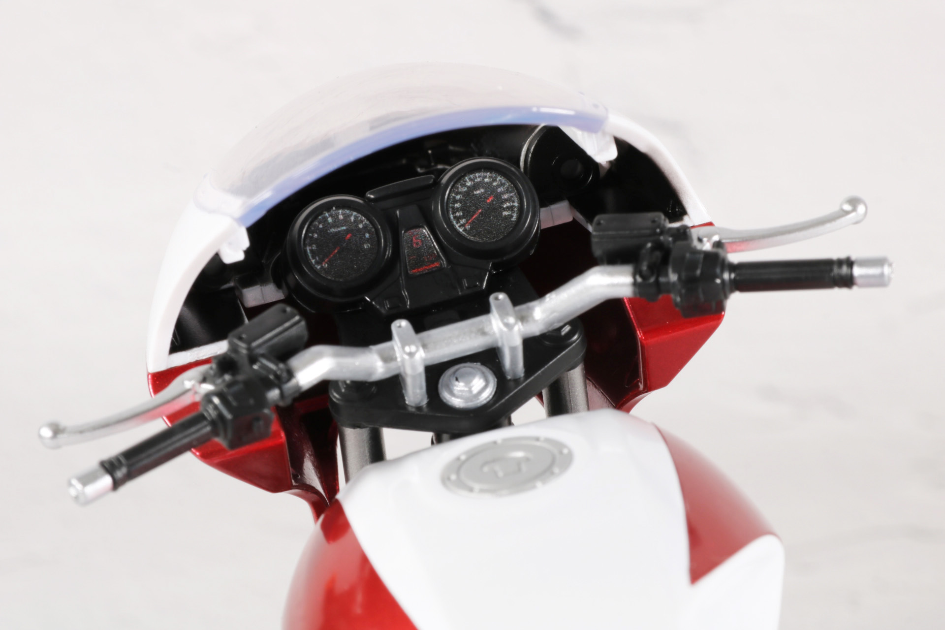 インパネも細かく造形され、スピードメーター、タコメーターもプリントされている