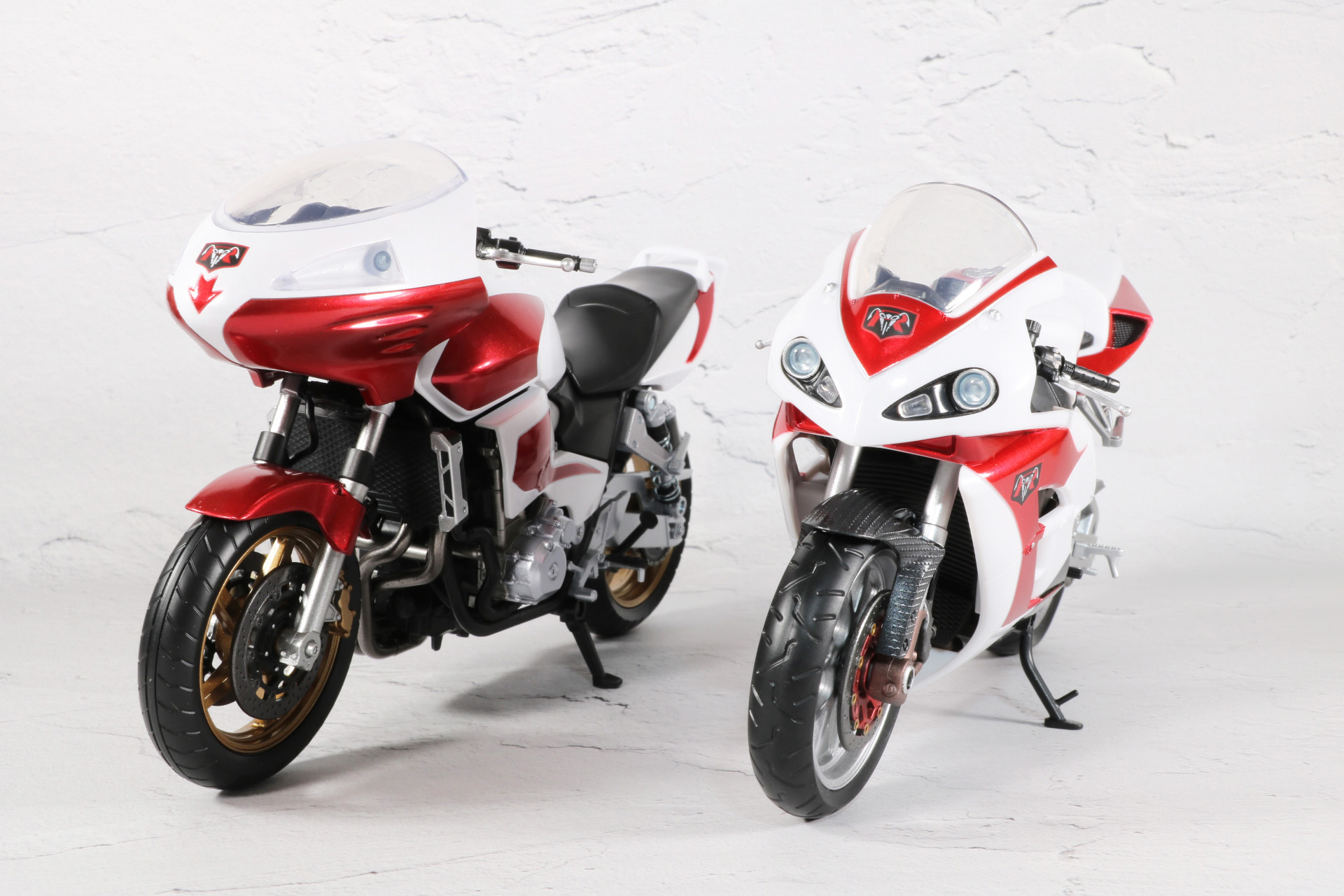 右の「S.H.Figuarts サイクロン1号（仮面ライダーTHE NEXT）」（販売終了）と比較