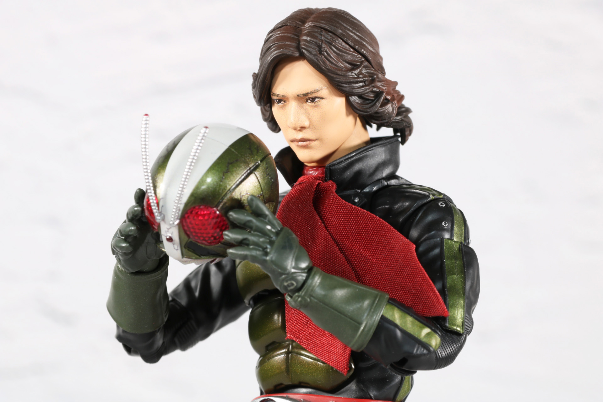 マスクを装着するシーンを表現