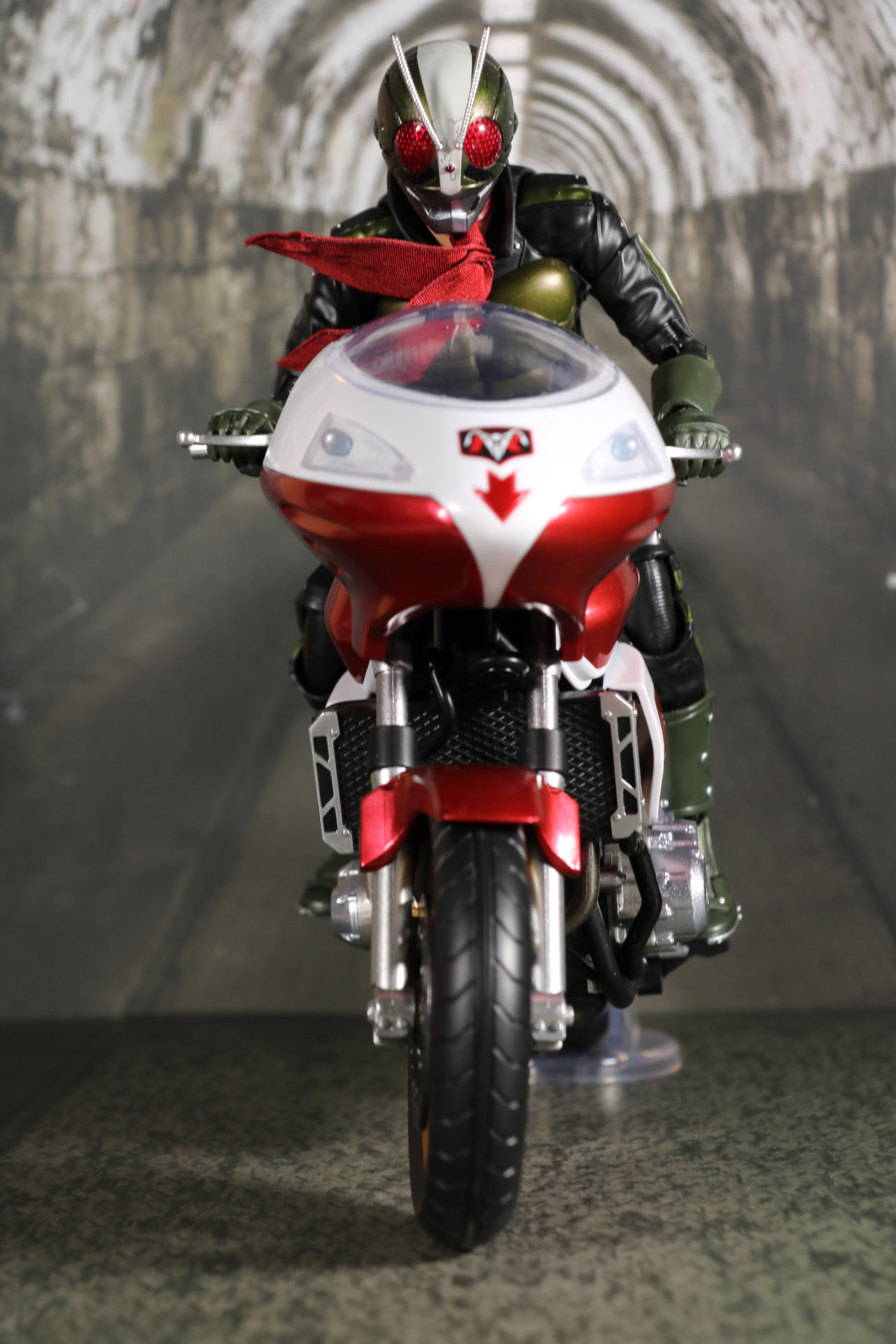 サイクロン2号に乗って仮面ライダー2号が登場