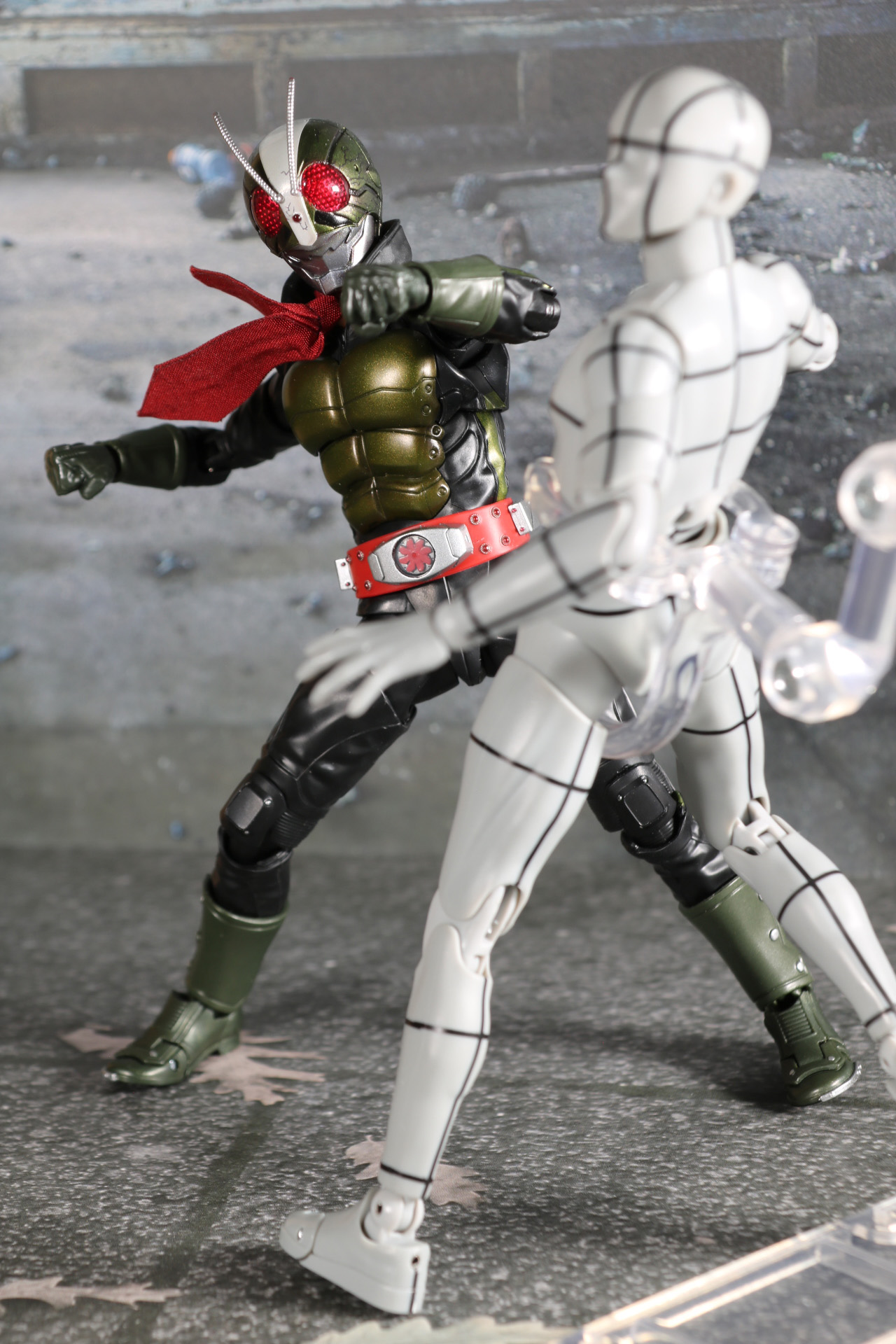 「S.H.Figuarts ボディくん -スポーツ- Edition -ワイヤーフレーム-(Gray Color Ver.)」を使ってショッカーライダーとの戦闘シーンを表現