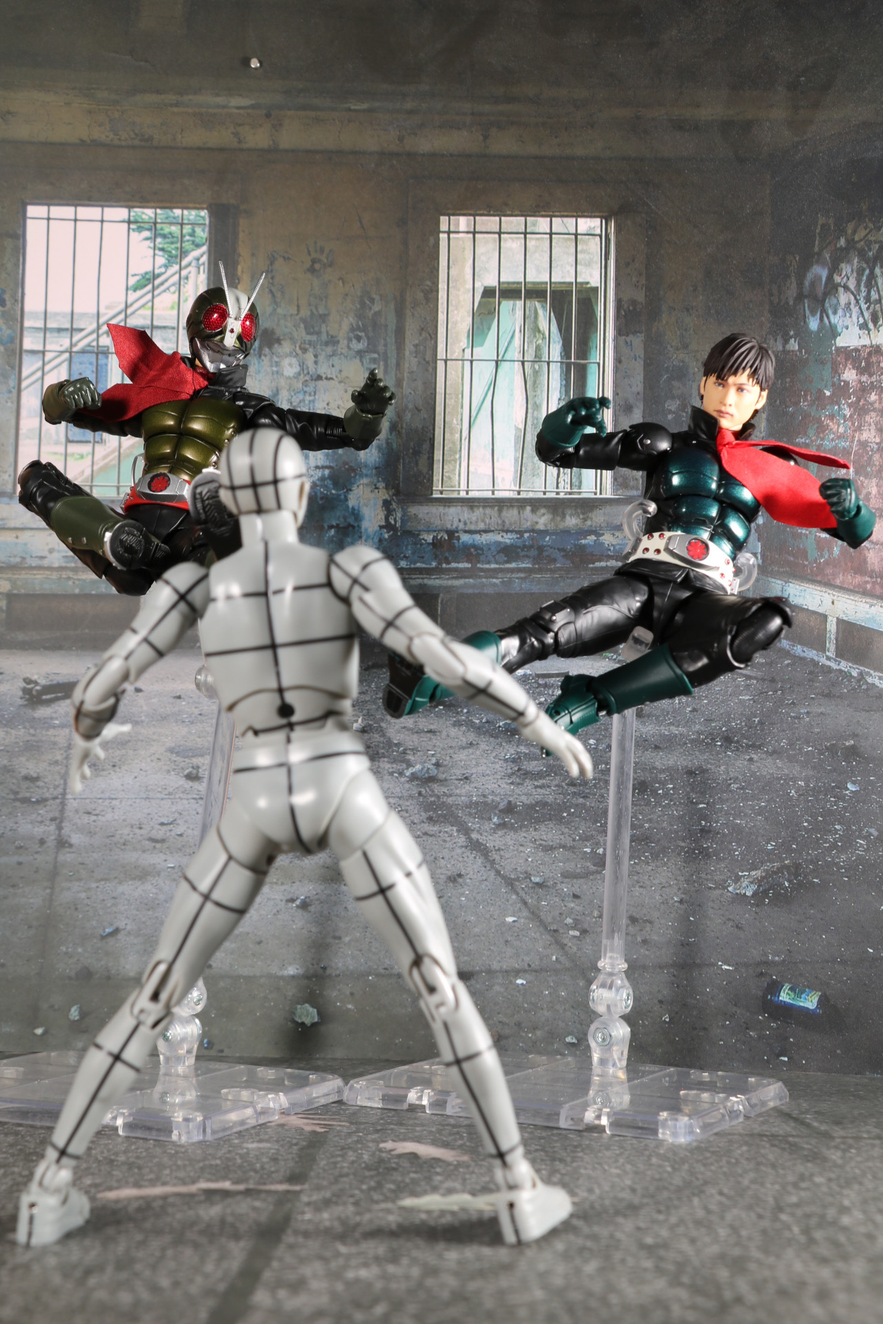 劇中クライマックスのシザーズジャガーへのダブルライダーキック