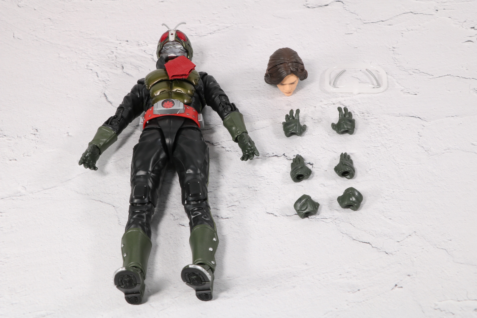 フィギュア本体、交換用手首各3種、交換用頭部パーツ、予備アンテナパーツ