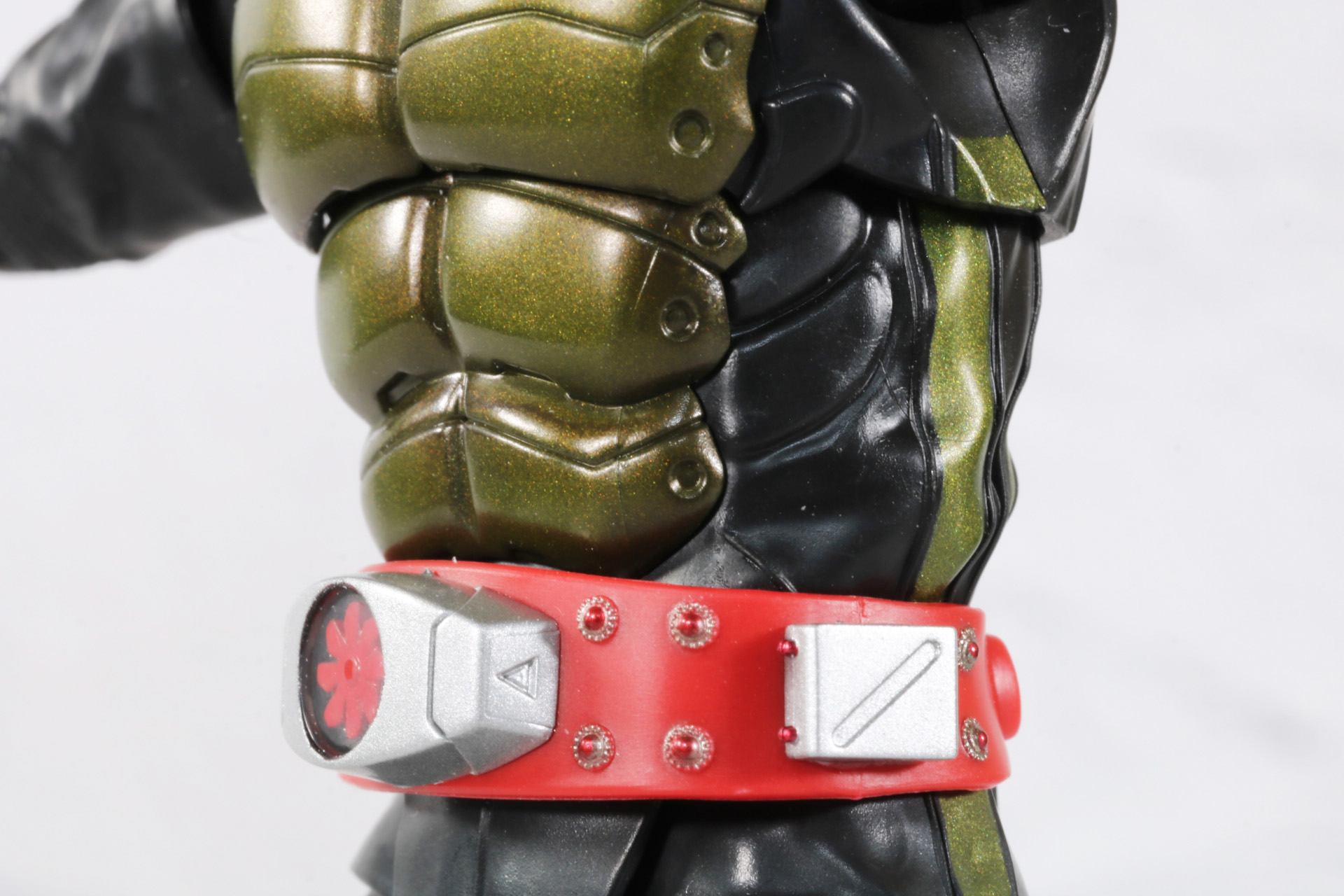 腹部やベルト周りに軟質素材が採用されているが、素材の違いによる違和感はなくまとまっている