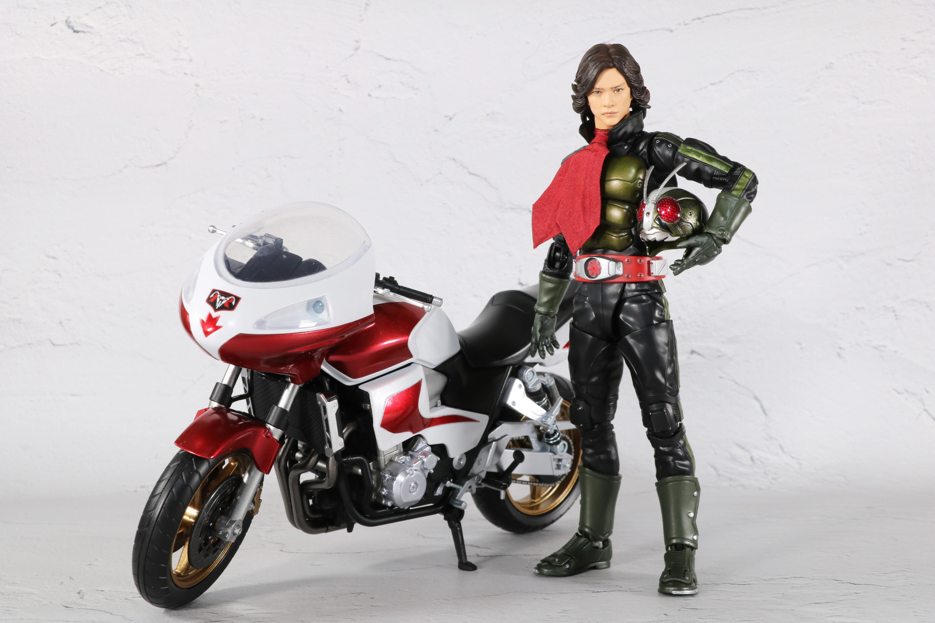 マスクを抱えたポーズもでき、サイクロン2号と並べる