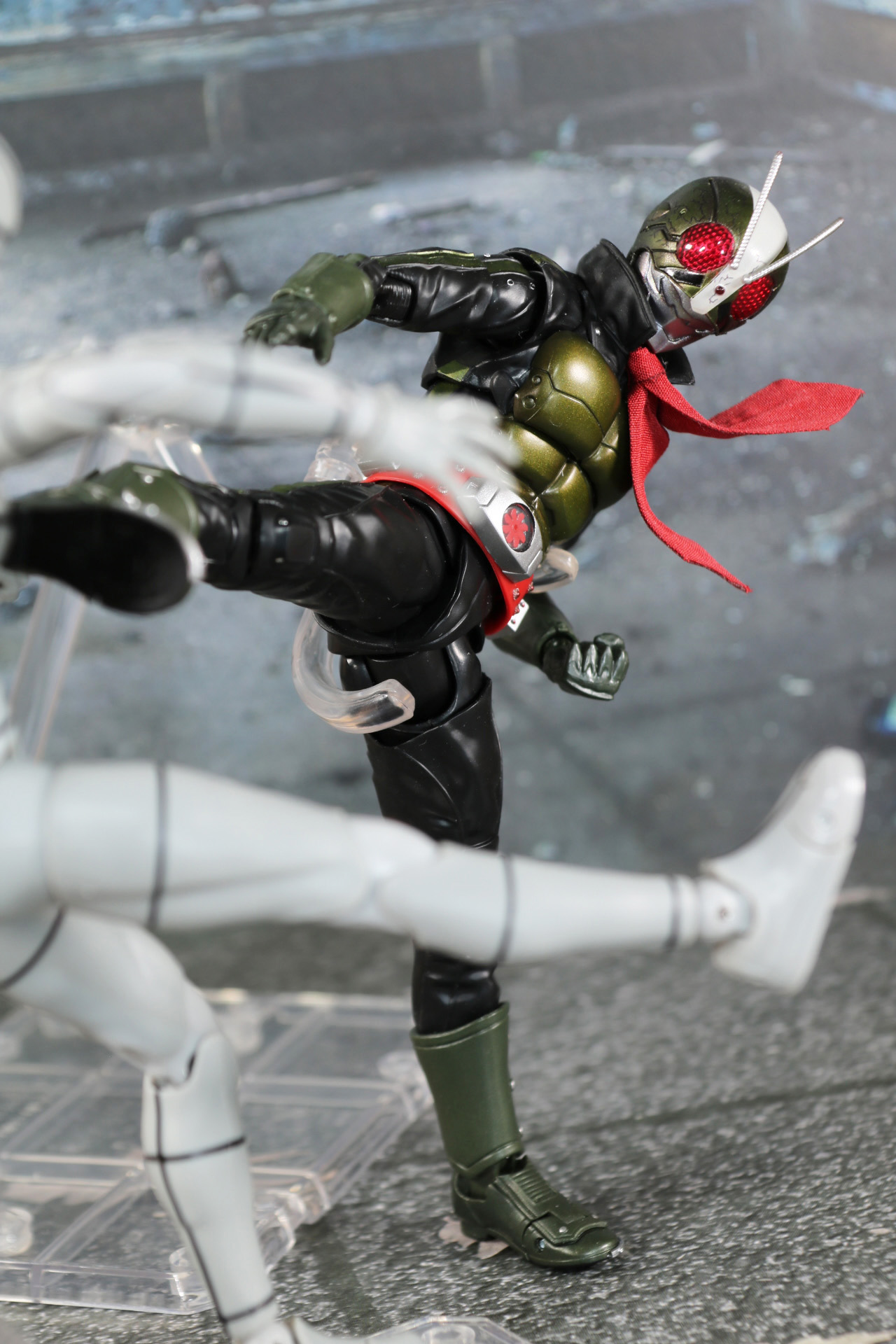 劇中クライマックスのシザーズジャガーへのダブルライダーキック