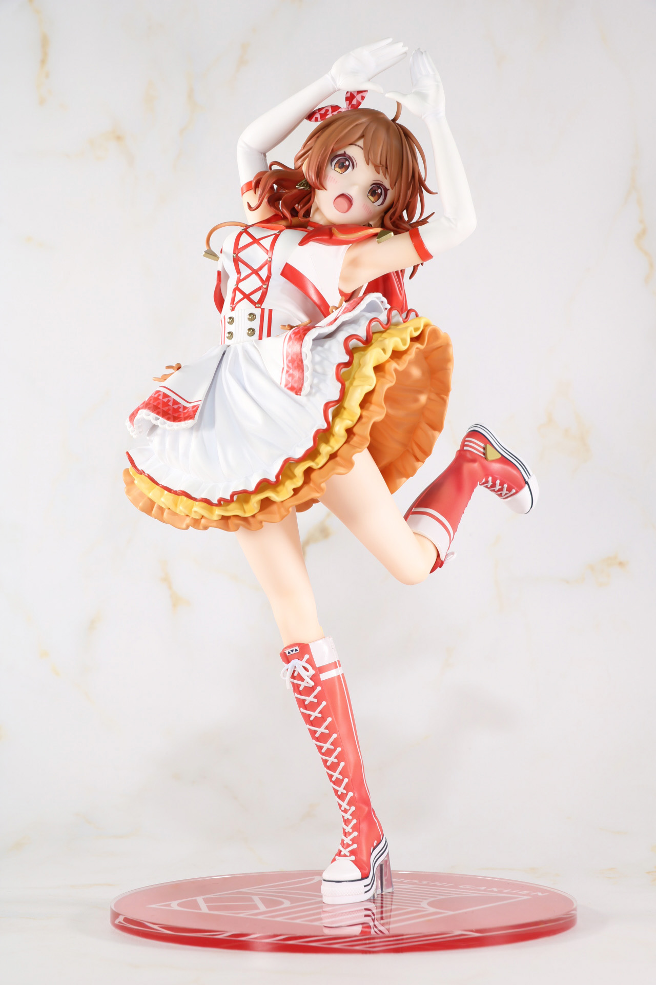 イラストをイメージした見上げるような画角。ステージを見るファン視点を感じさせる