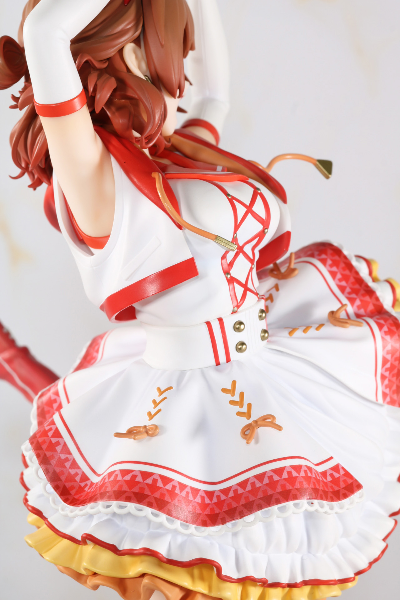 衣装のリボンやボタンも細かく造形。スカートの裾のおにぎりマークも細かく再現されている