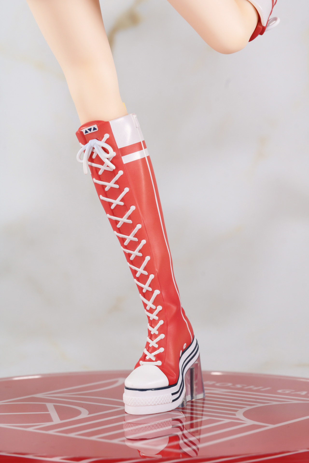 カジュアルなデザインのロングブーツ。踵部分はクリアパーツで安定感あるディスプレイができるようになっている