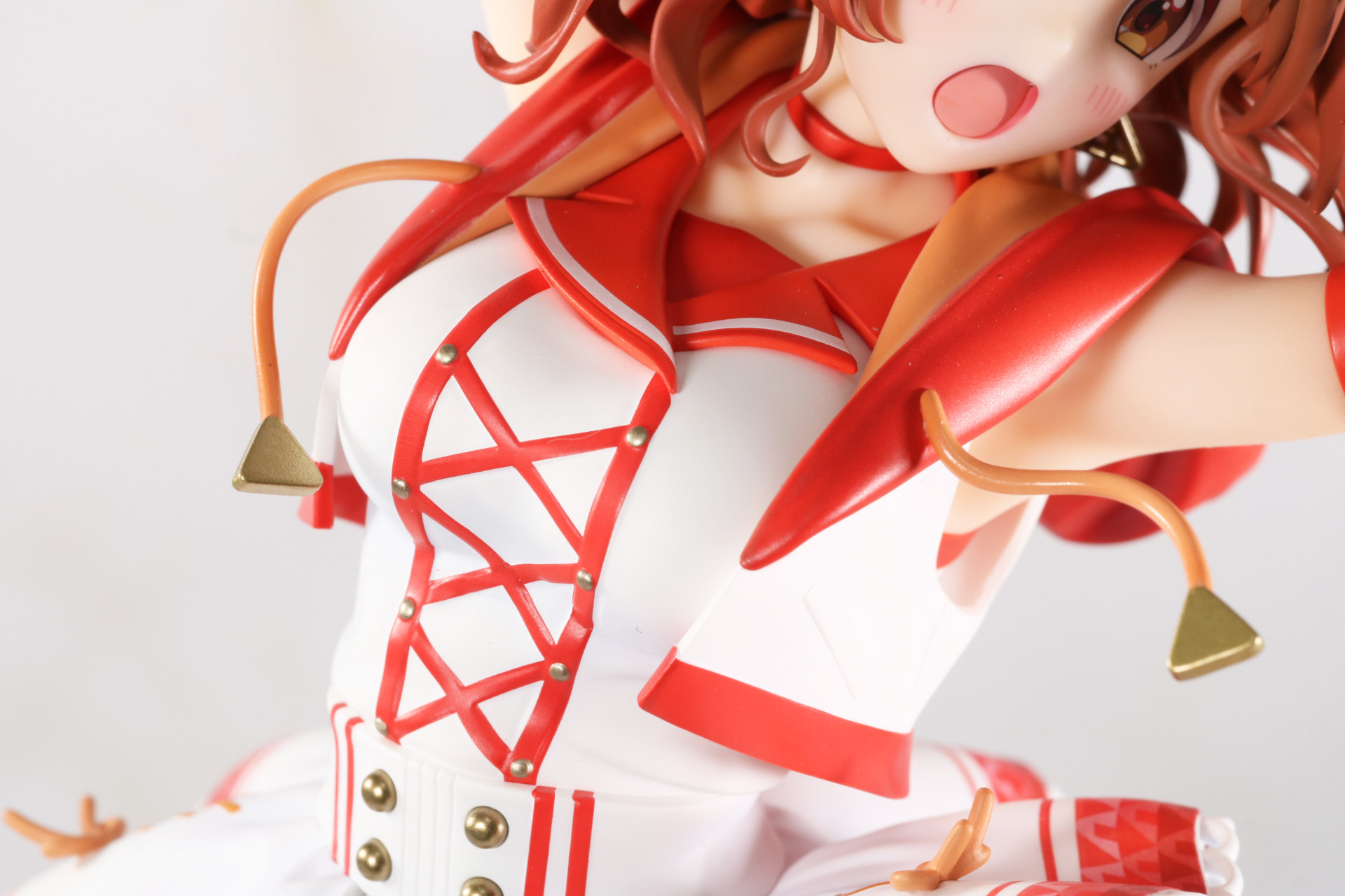 躍動感ある紐の造形。ボタンもメタリックなカラーリング