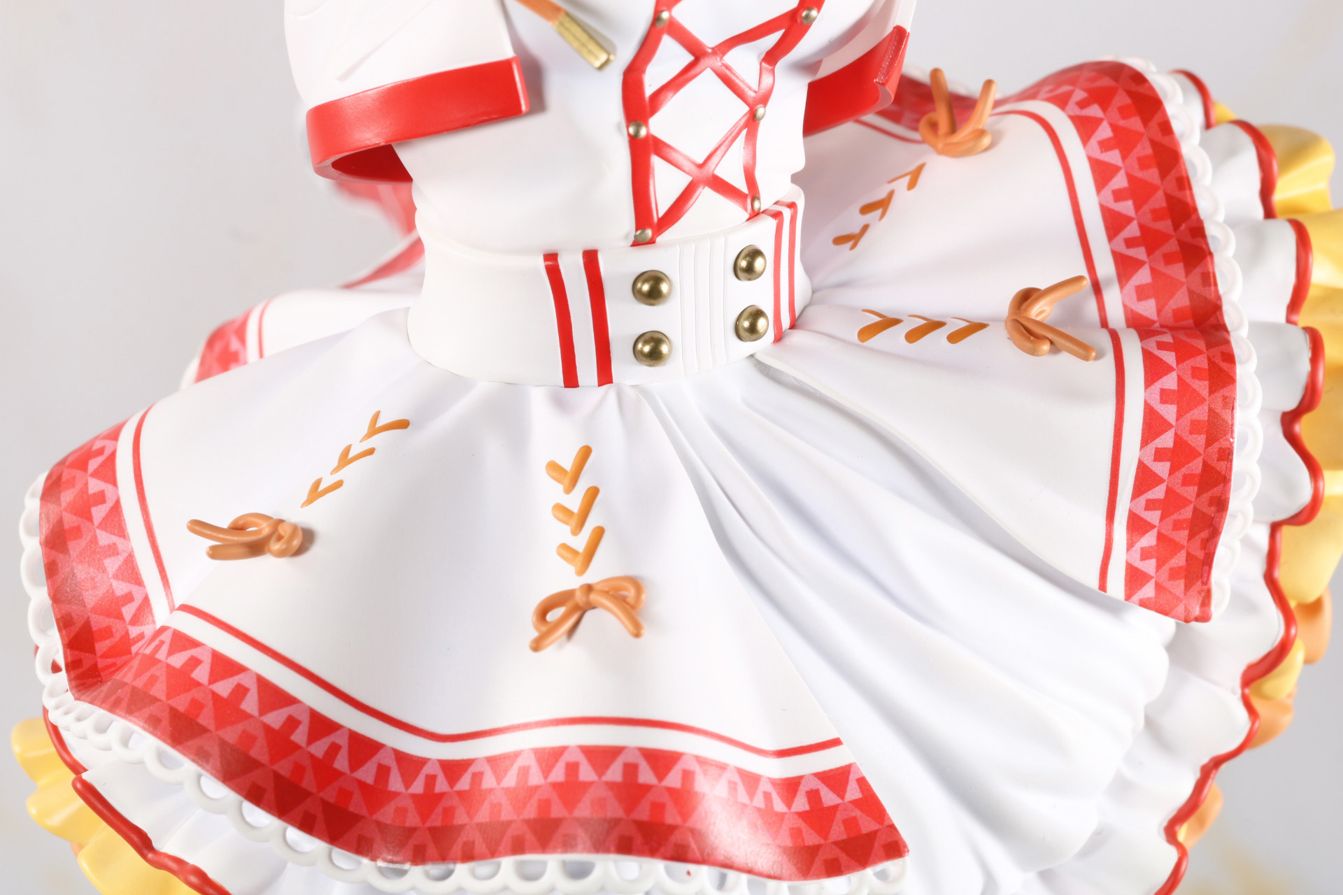 スカートは編み込まれた紐や裾のマークなども再現されている