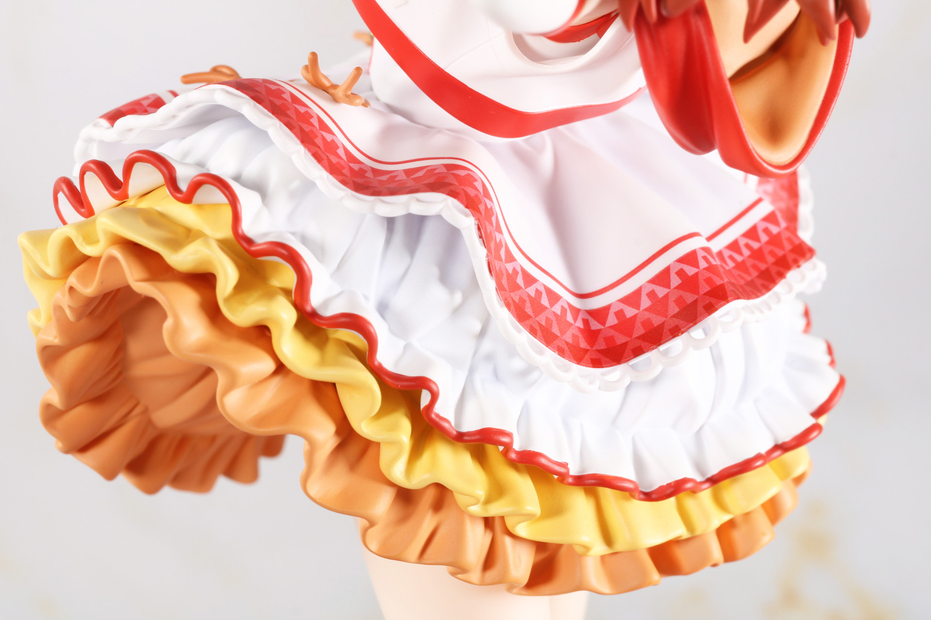 フリルは4層で構成され、それぞれのカラーリングとデザインでボリューム感のある造形