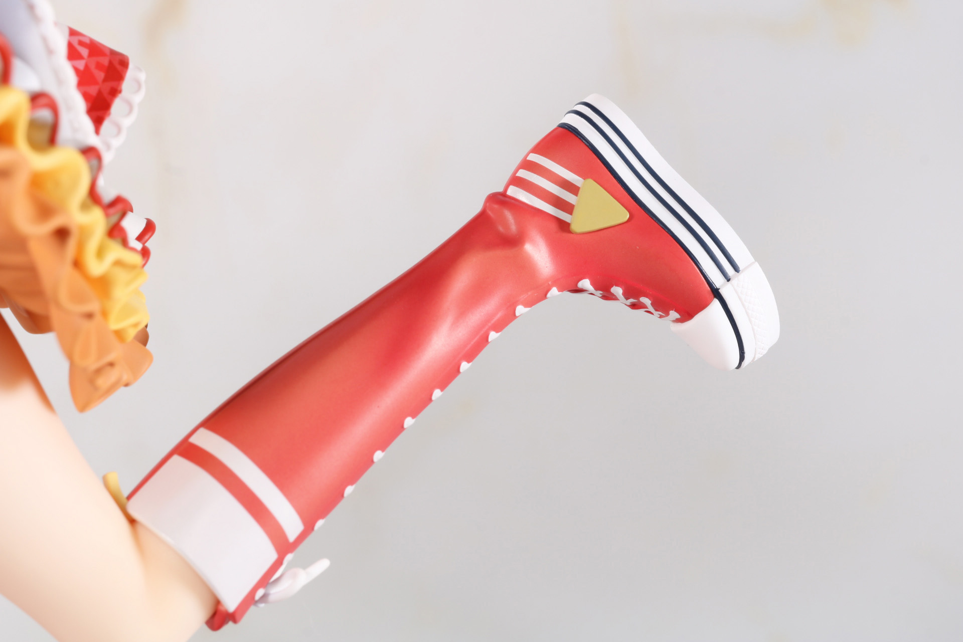 ブーツにも三角造形があり、おにぎりモチーフを感じさせる