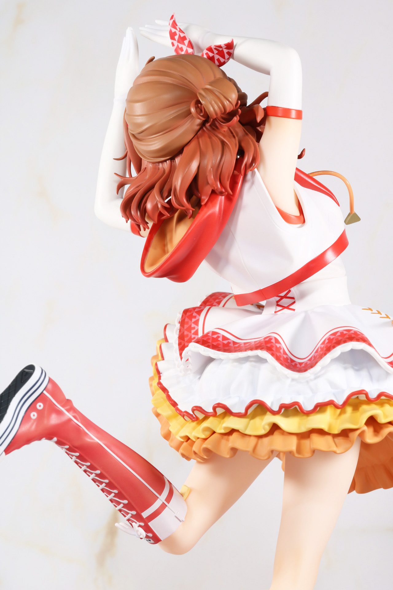 カジュアルなデザインのロングブーツ。踵部分はクリアパーツで安定感あるディスプレイができるようになっている