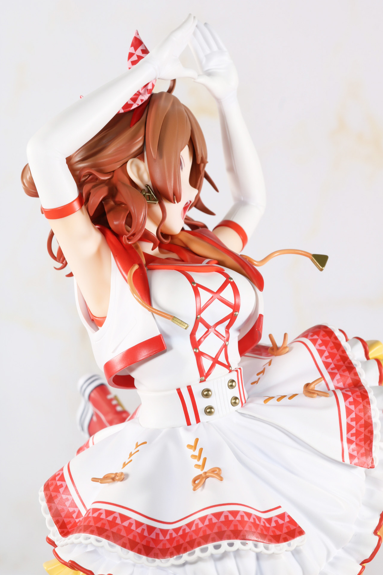 カジュアルなデザインのロングブーツ。踵部分はクリアパーツで安定感あるディスプレイができるようになっている