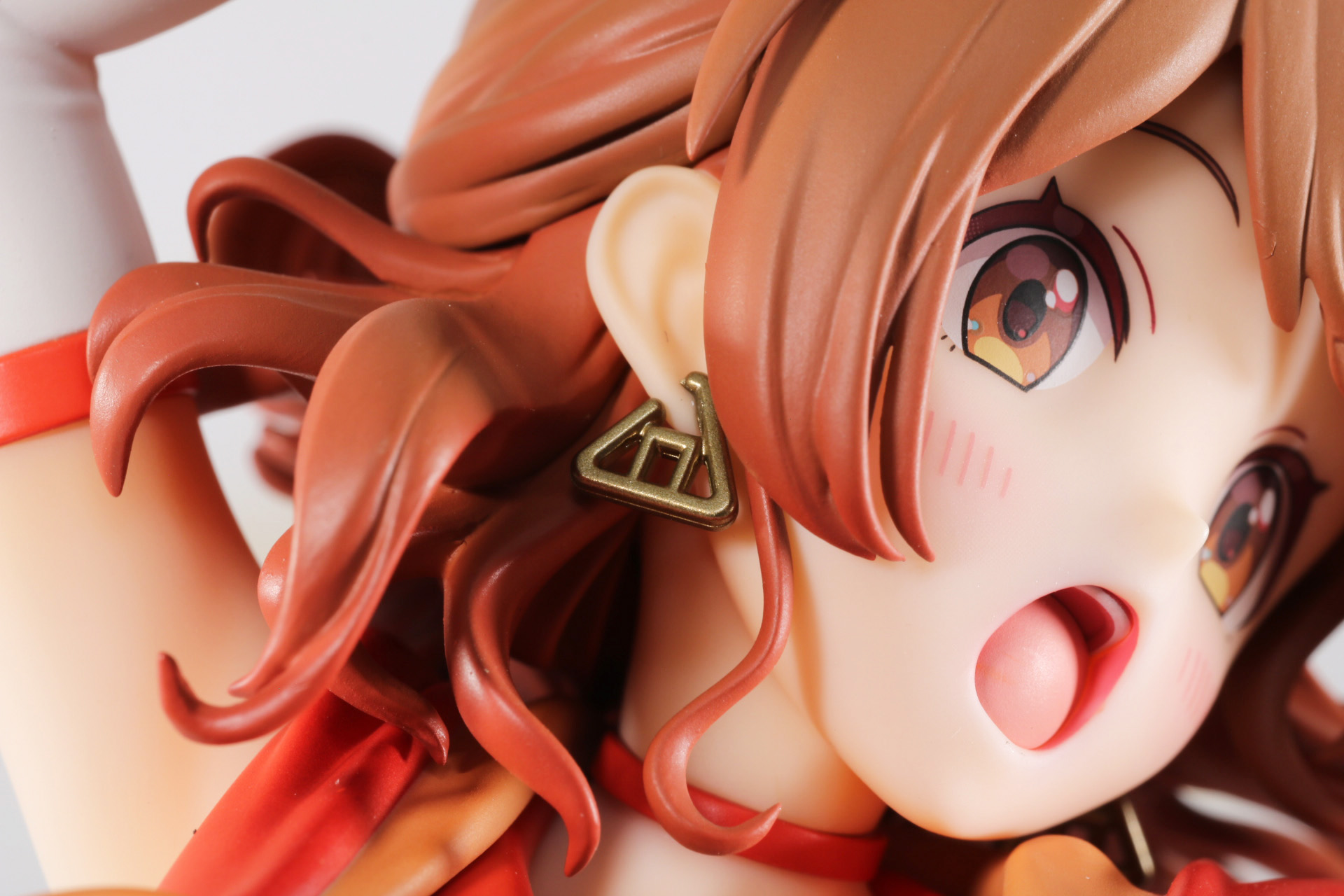 イヤリングも細部まで作り込まれている