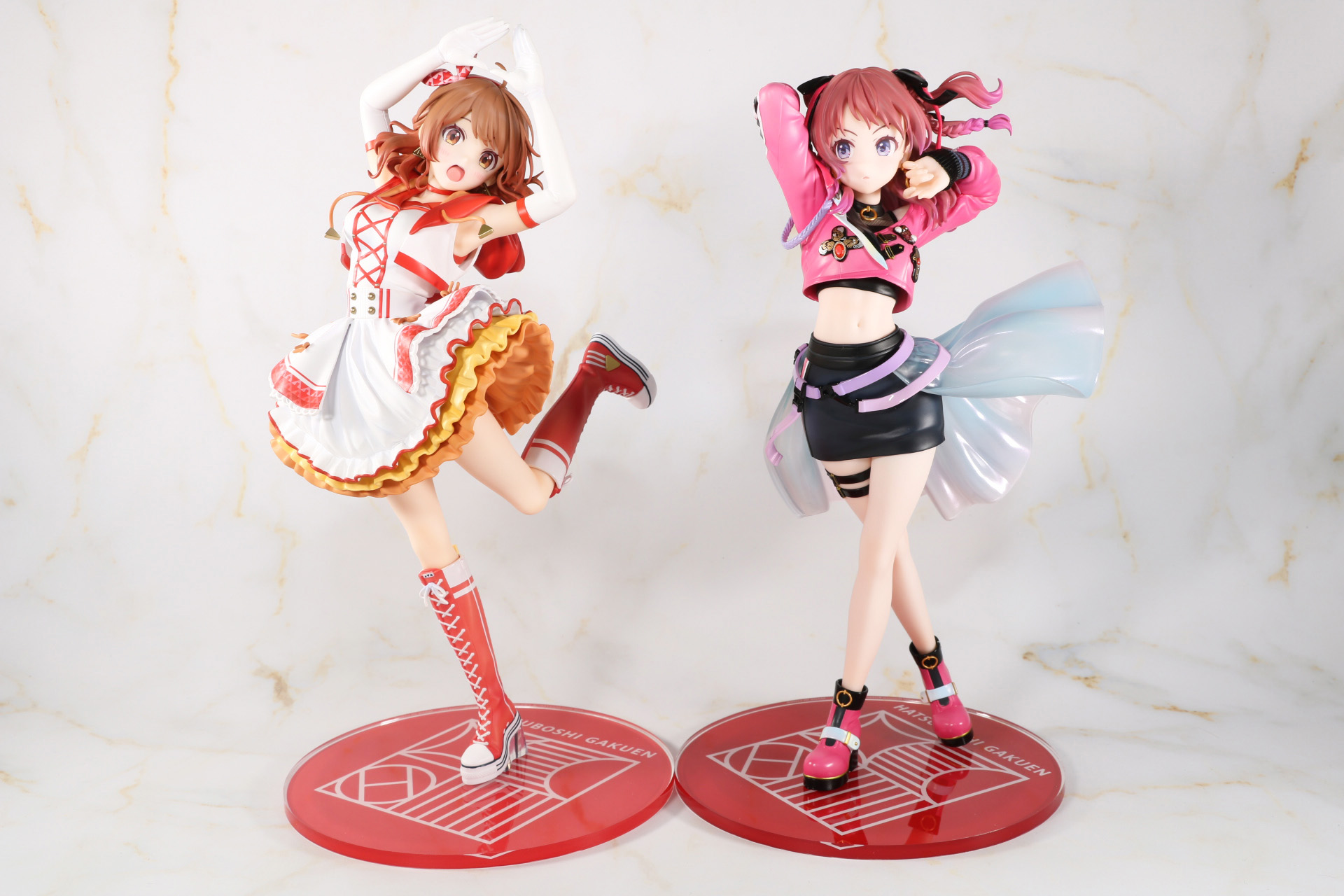 「花海咲季-Fighting My Way-」（右）とディスプレイ