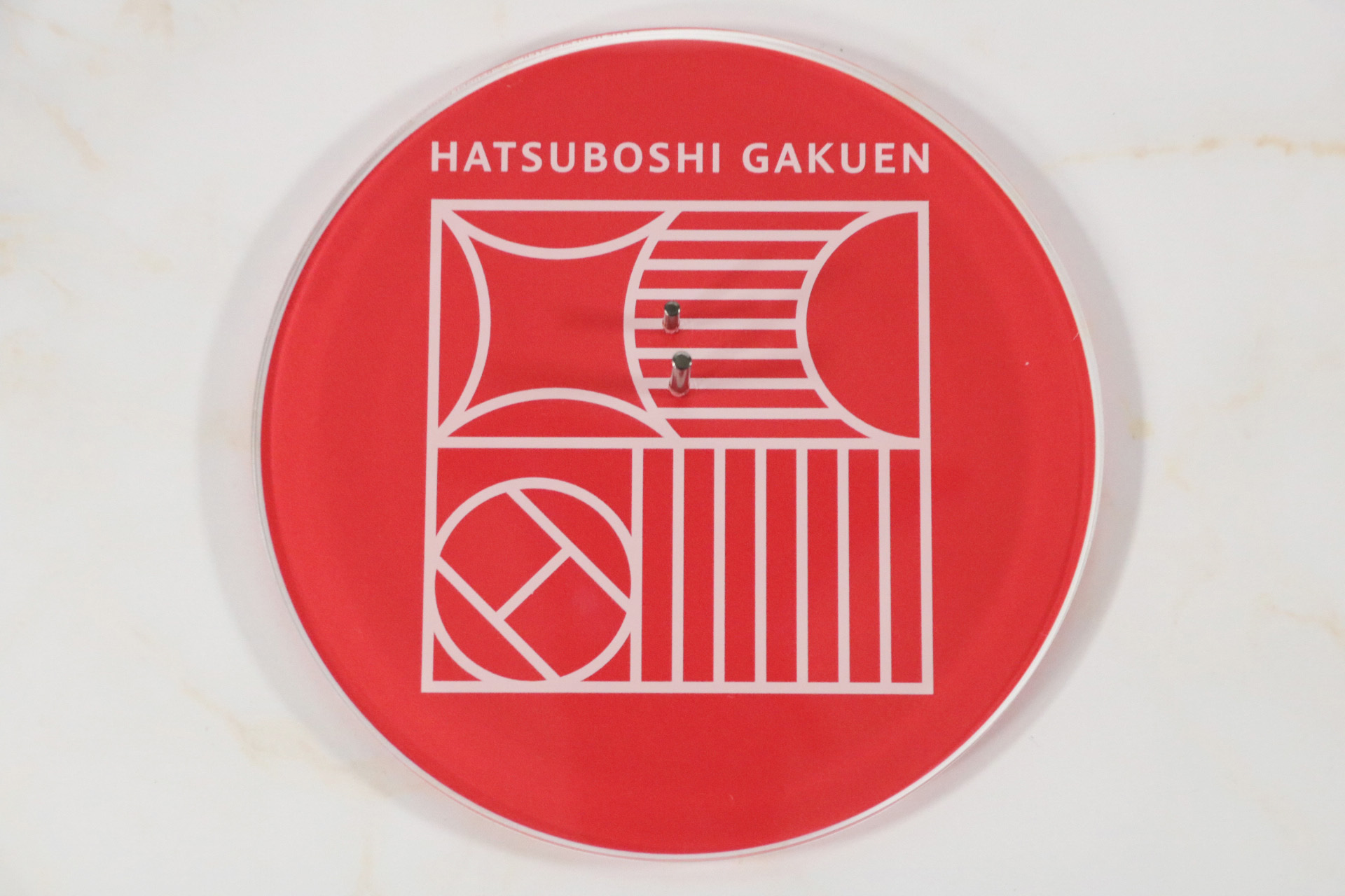 台座は同社フィギュアシリーズ共通の初星学園の校章デザイン