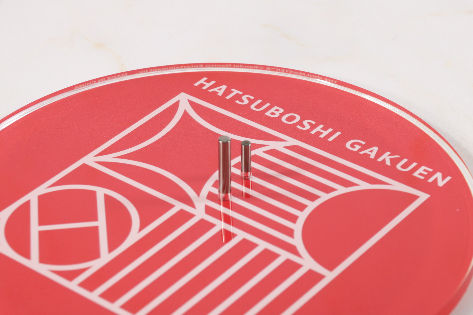 台座の突起に合わせてフィギュアの右足を差し込む