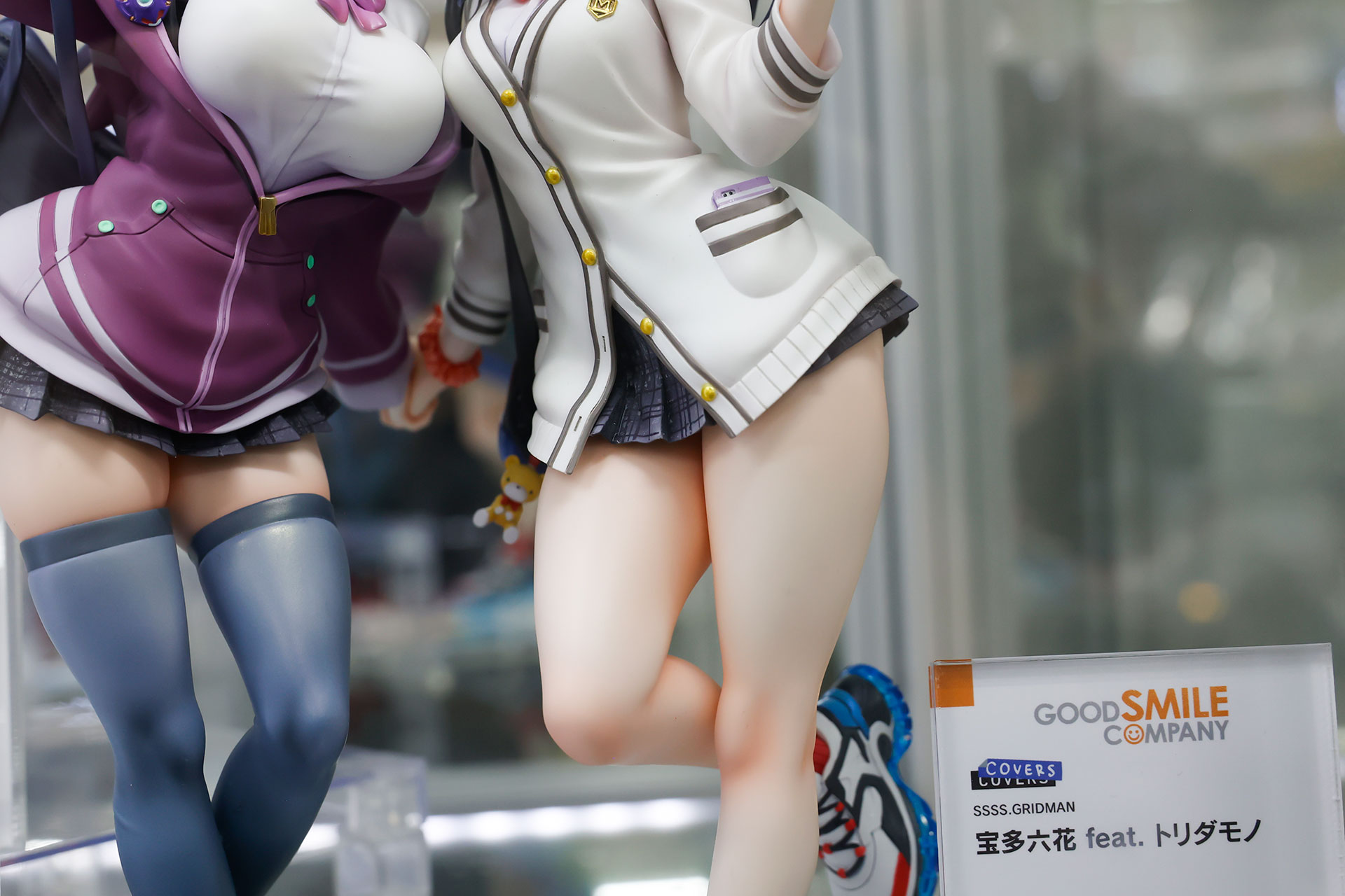 白い太ももがたまらない!?