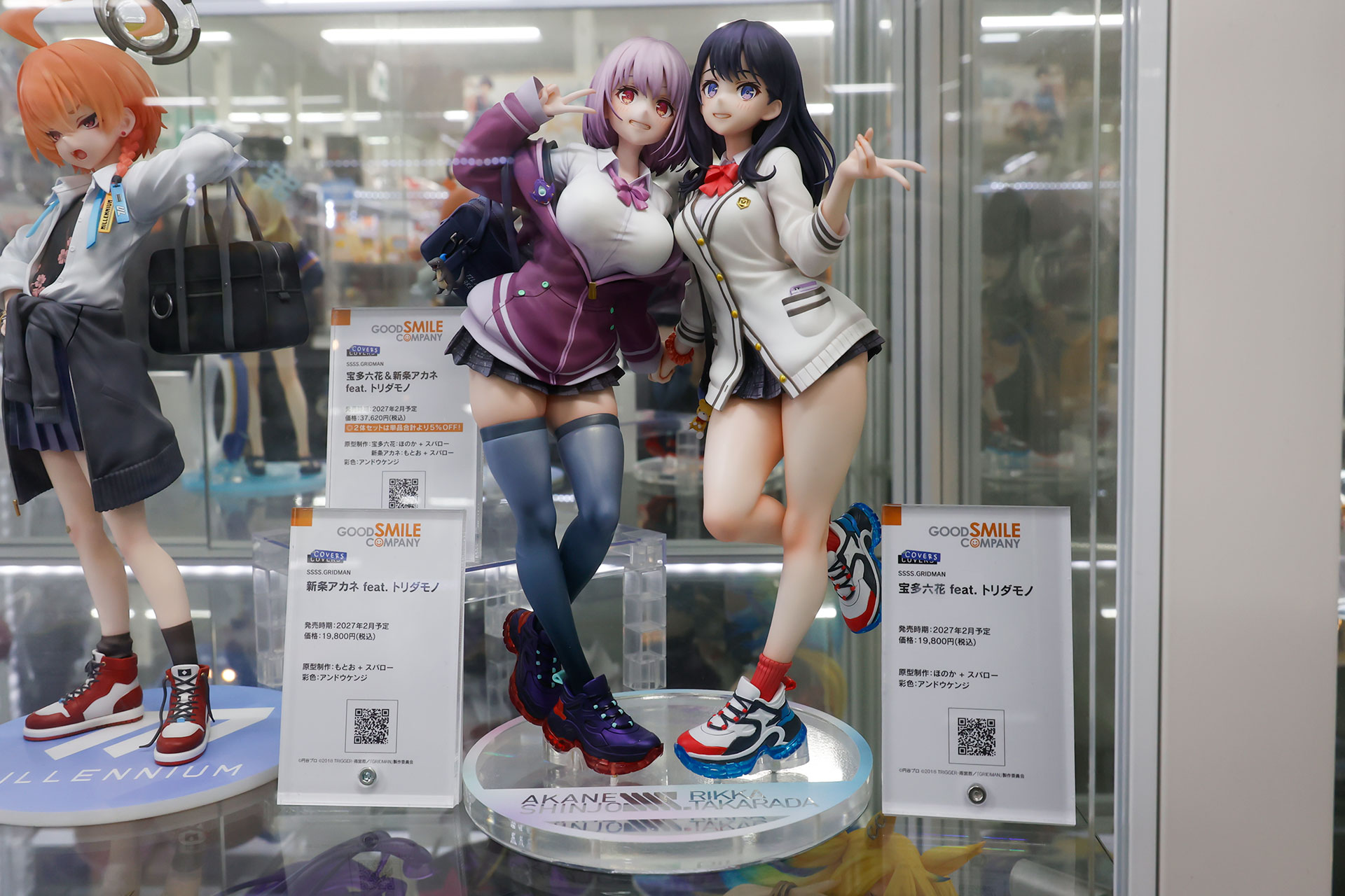 フィギュアの素材はプラスチックで、全高は約220mmだ