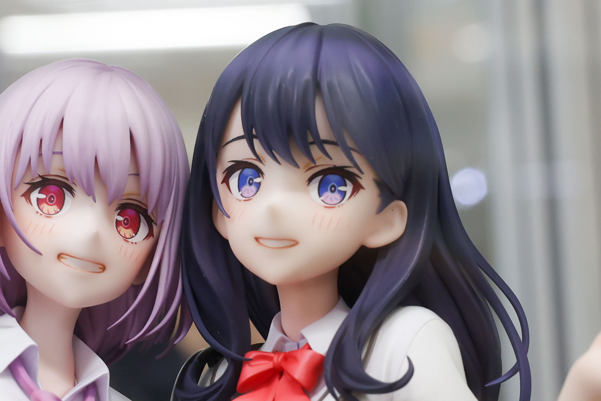 何かを見つめるような表情をした宝多六花