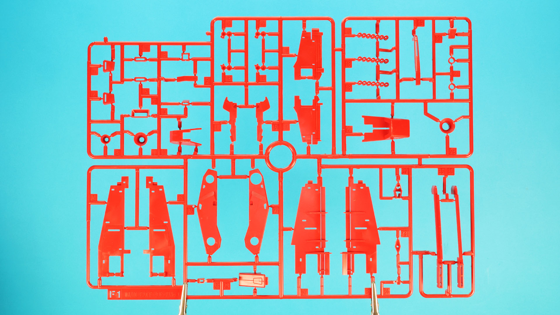 F1:腕部ウイング・シールドや加飾部