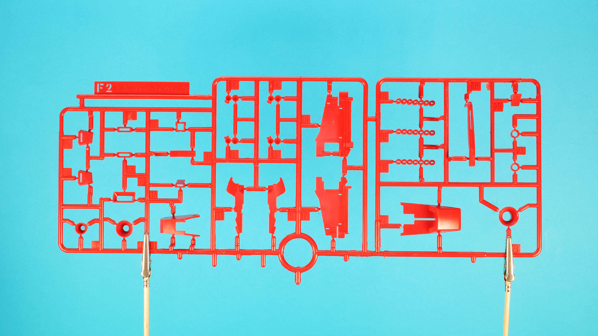 F2:腕部ウイング・シールドや加飾部