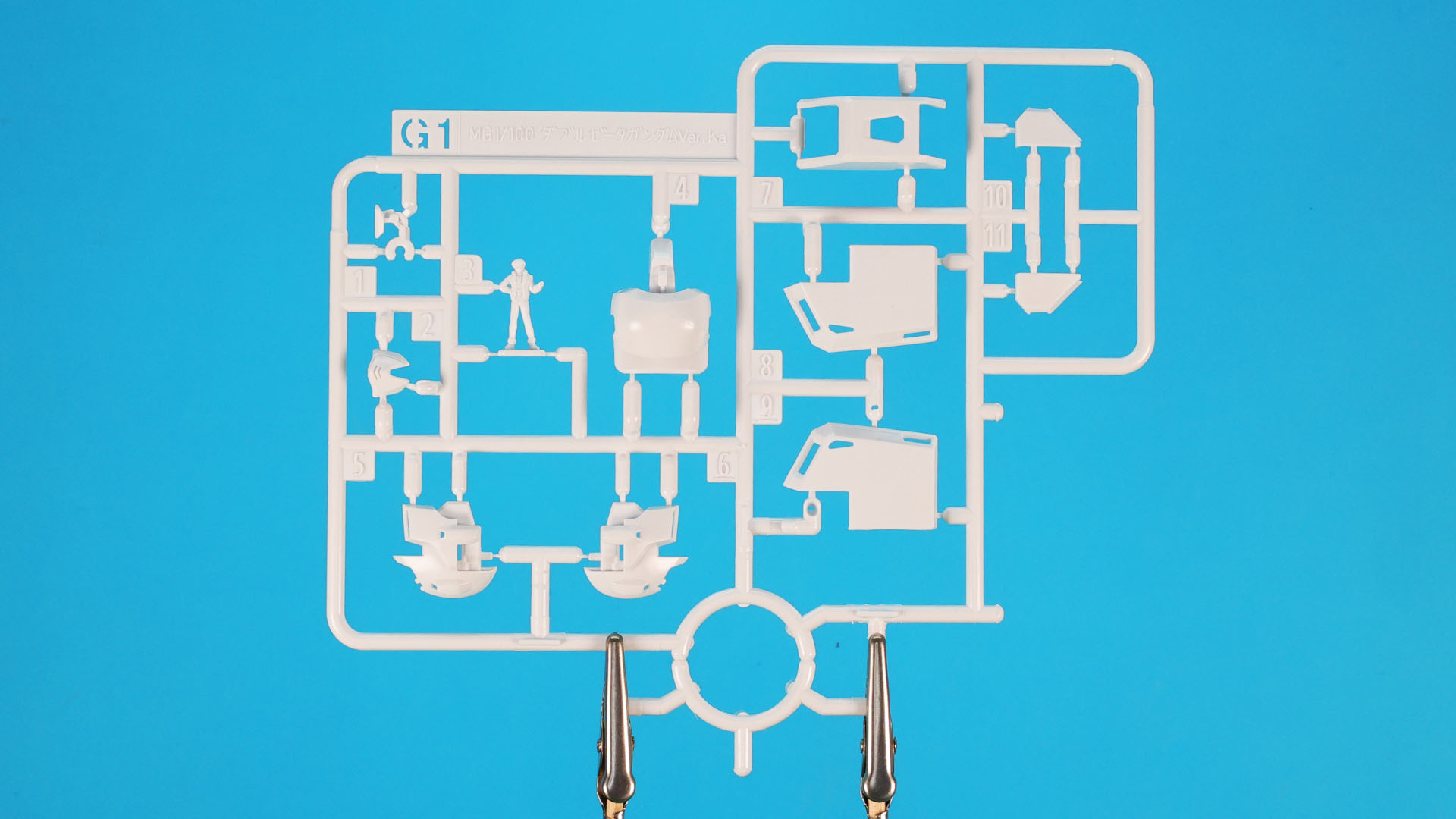 G1:頭部ヘルメットやパイロット、腰部装甲など