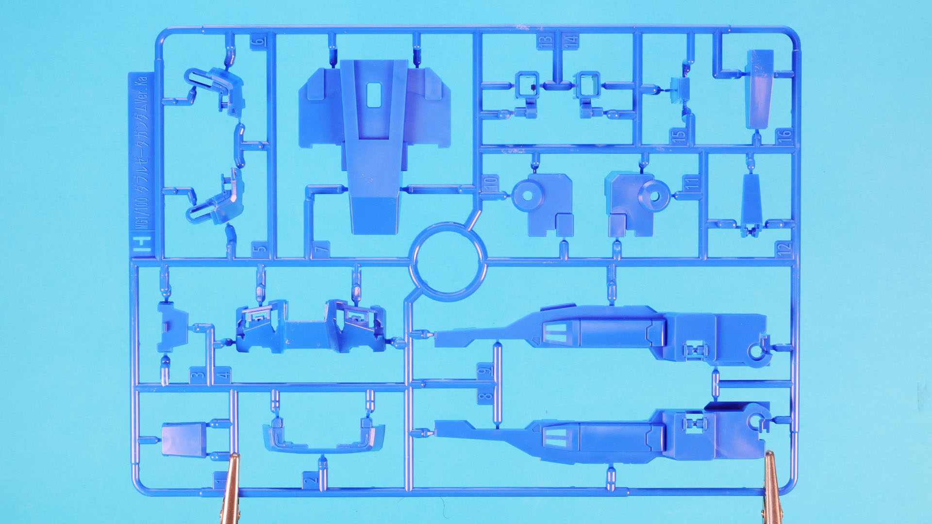 H1:胴体部装甲やダブル・ビーム・ライフル本体等