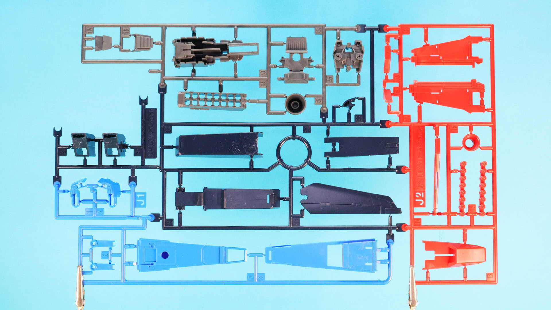 J1/J2:腕部ウイングや肩部装甲などの加飾パーツ