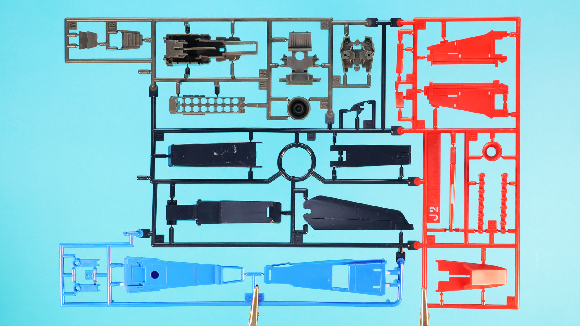 J2:腕部ウイングや肩部装甲などの加飾パーツ