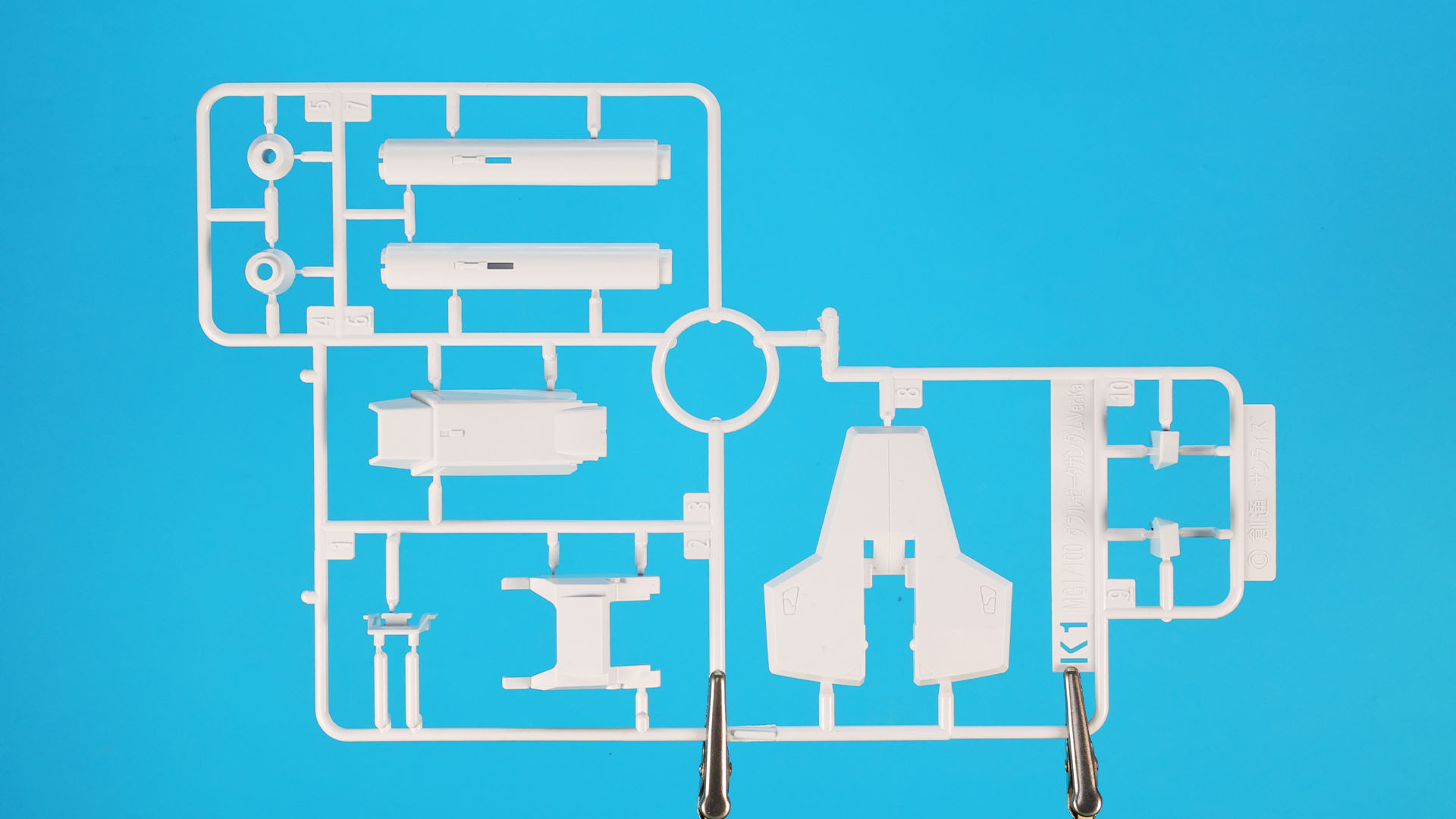 K1:ビーム・サーベル本体や腰部装甲など