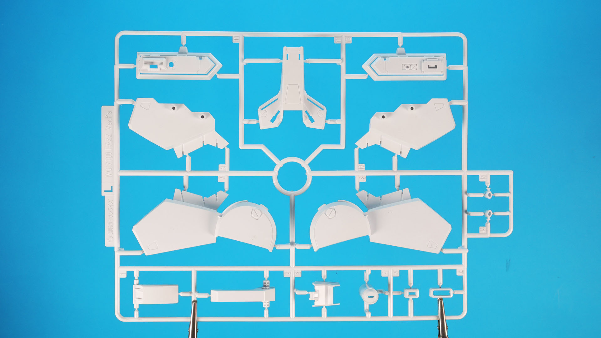 L:脚部や腰部装甲等