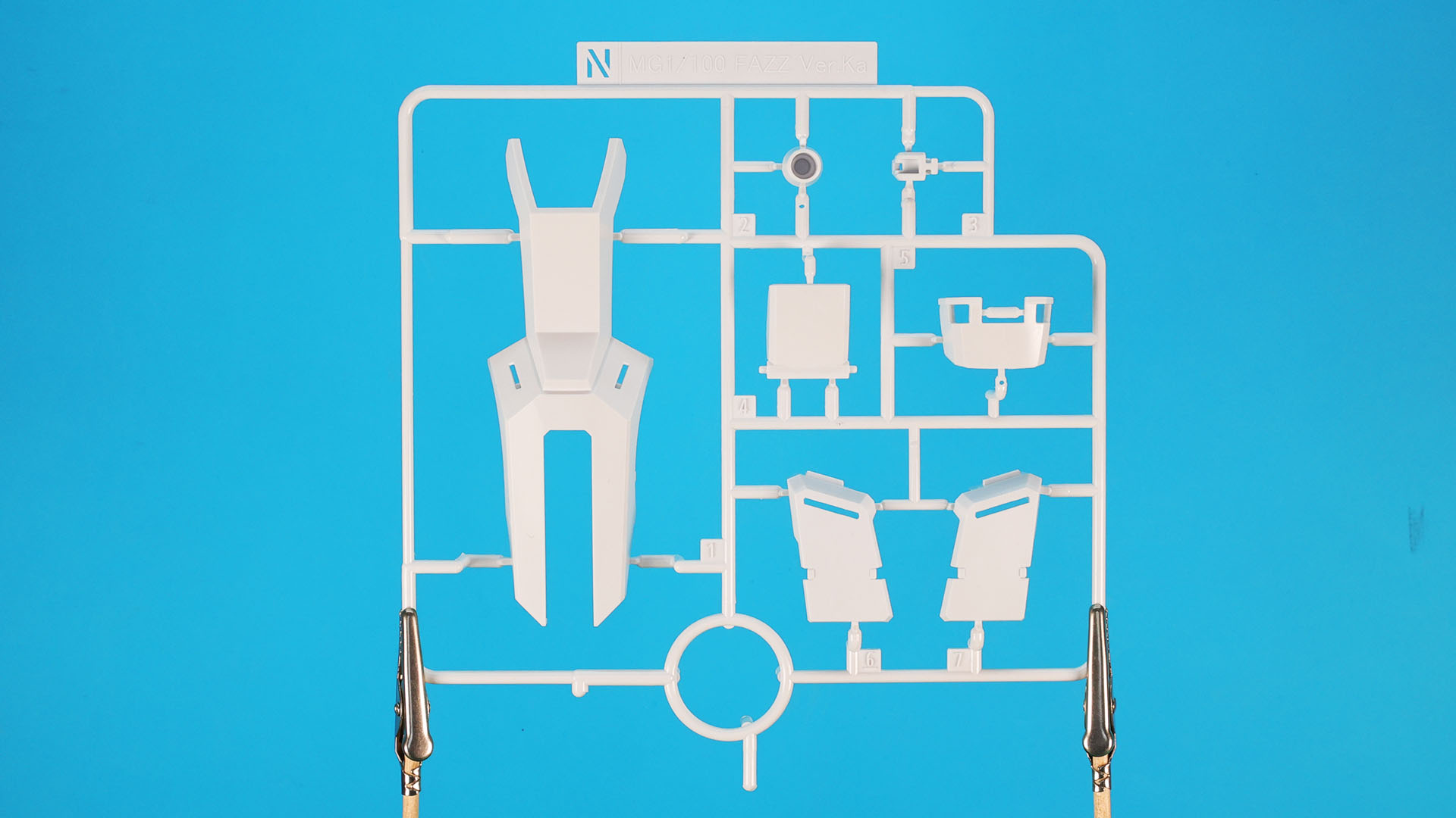 N:【2枚】脚部装甲など