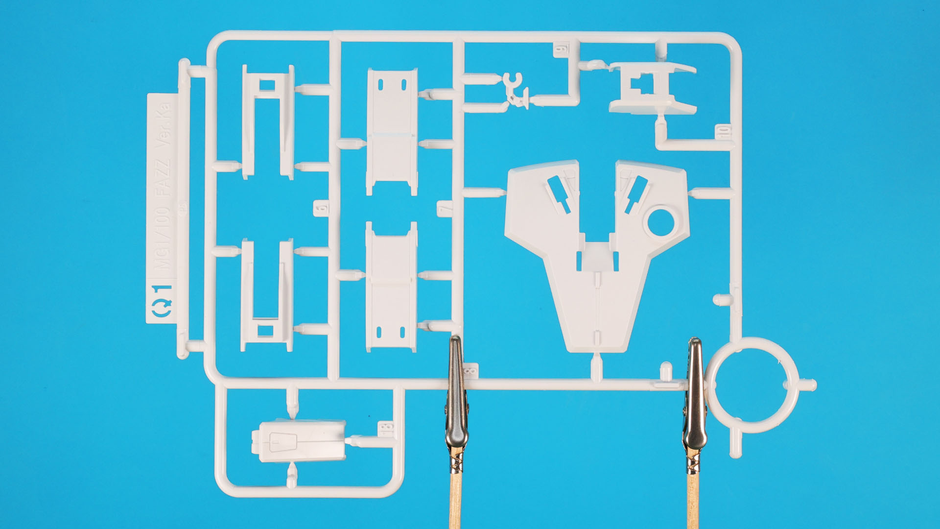 Q1:腰部や腕部の装甲など