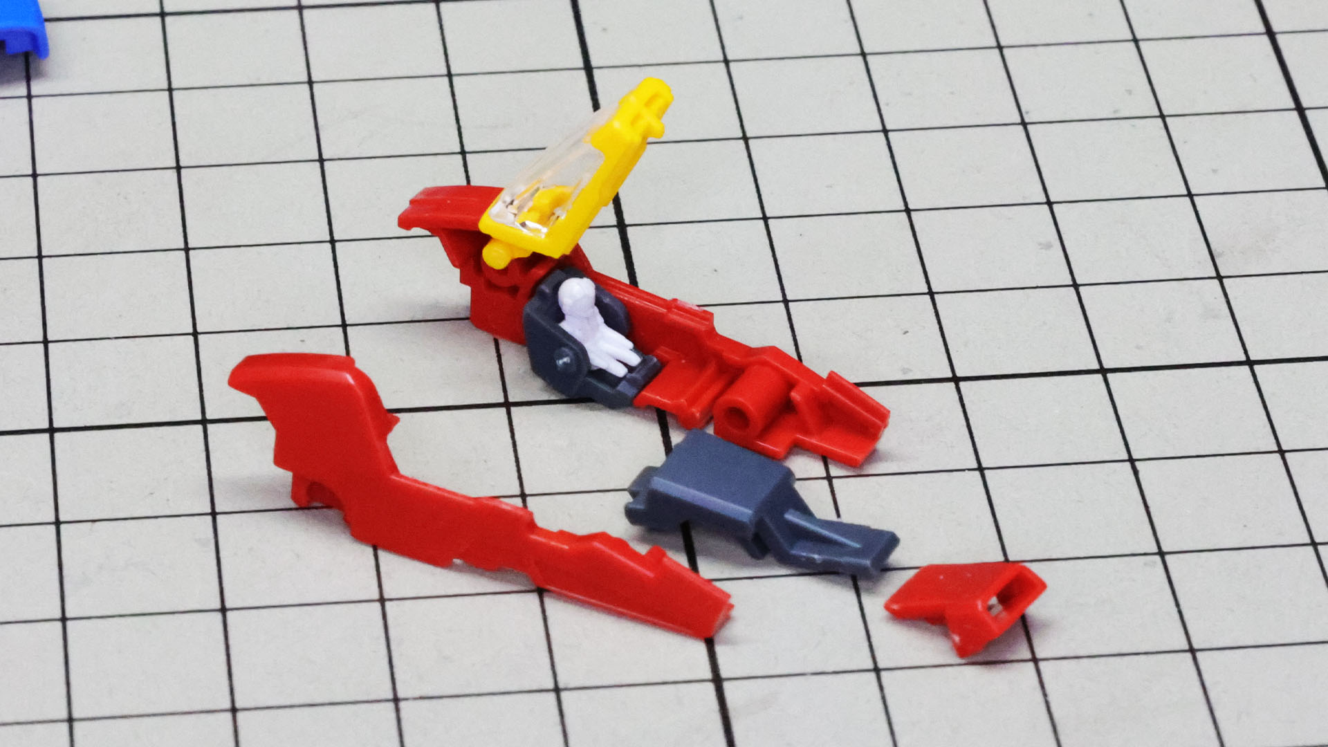 キャノピーとコックピットを組んで機首に組み込みます