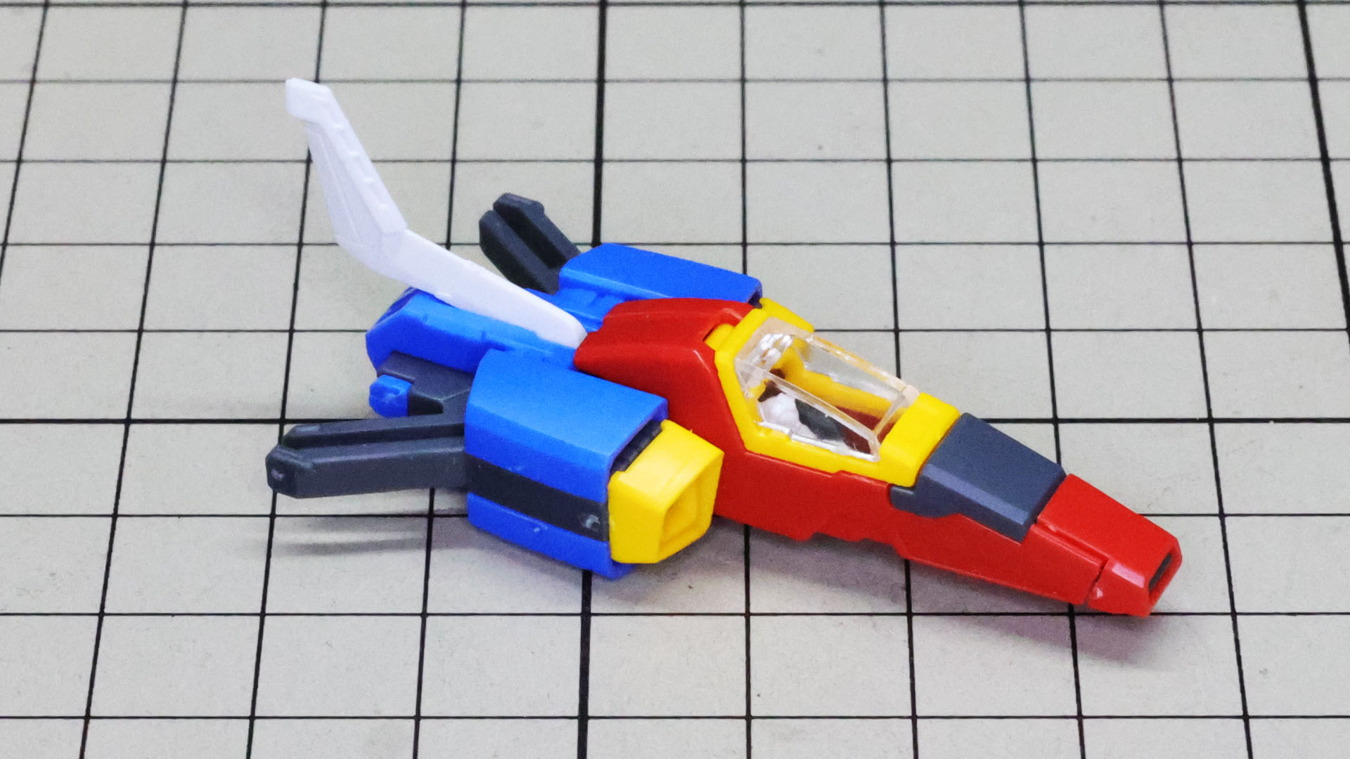 機首ブロックと尾翼を取り付けます