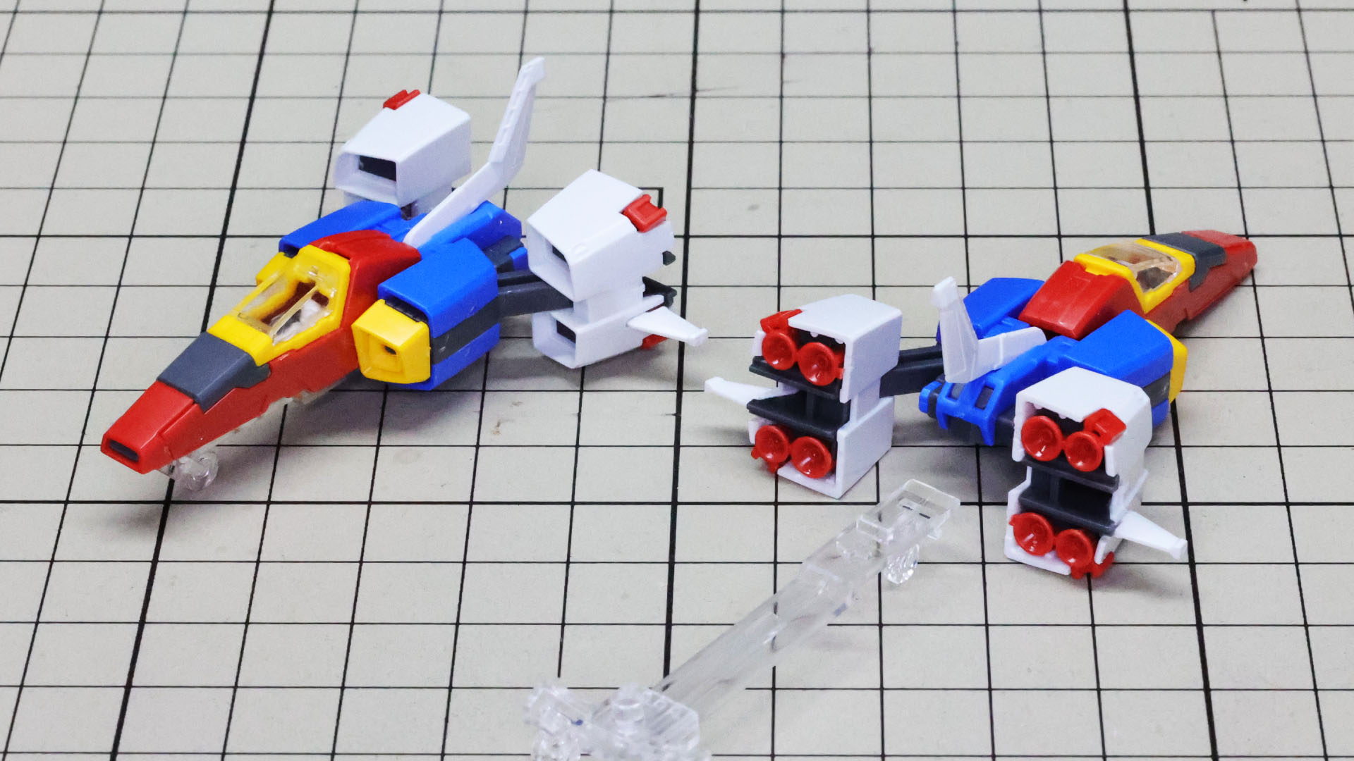 組み上がったコア・ファイター。クリアーパーツによるスタンドが用意されます